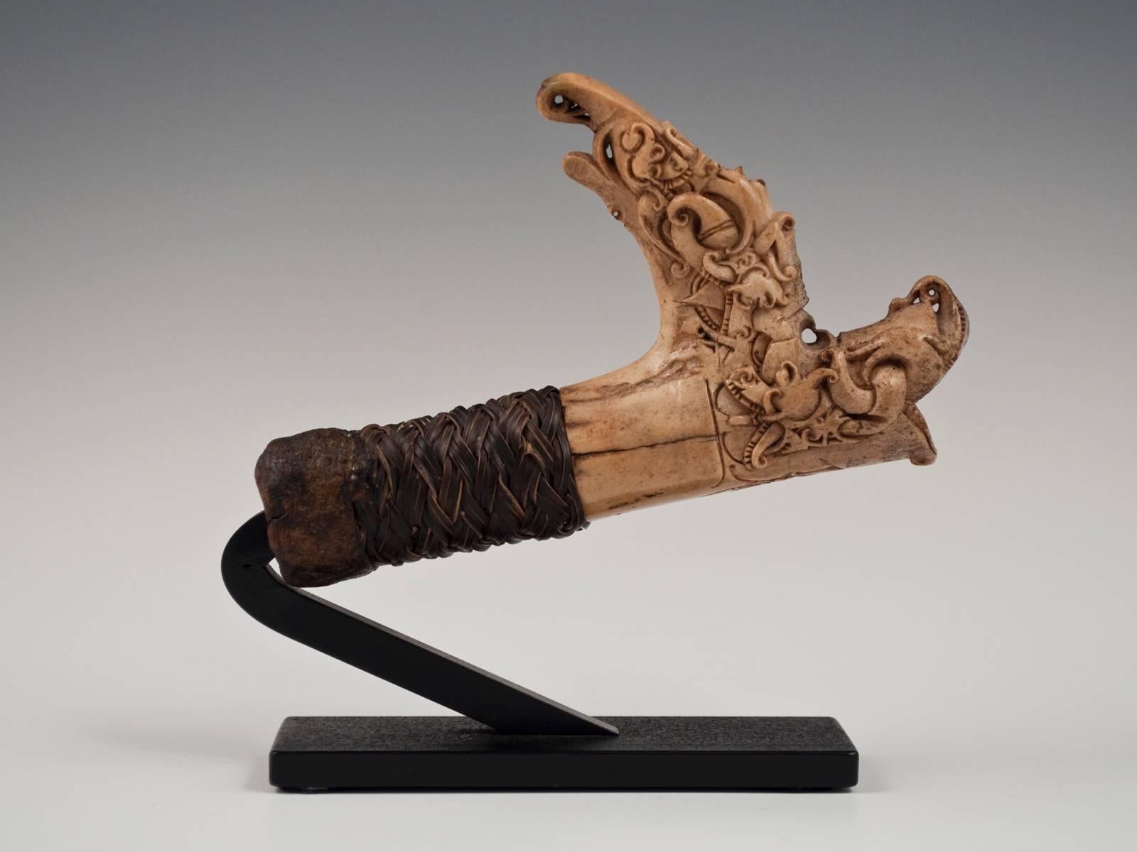 Late 19th century tribal bone Mandau sword hilt, Borneo, Indonesia.

Kenyah/Kayan people, Borneo, Indonesia.


  