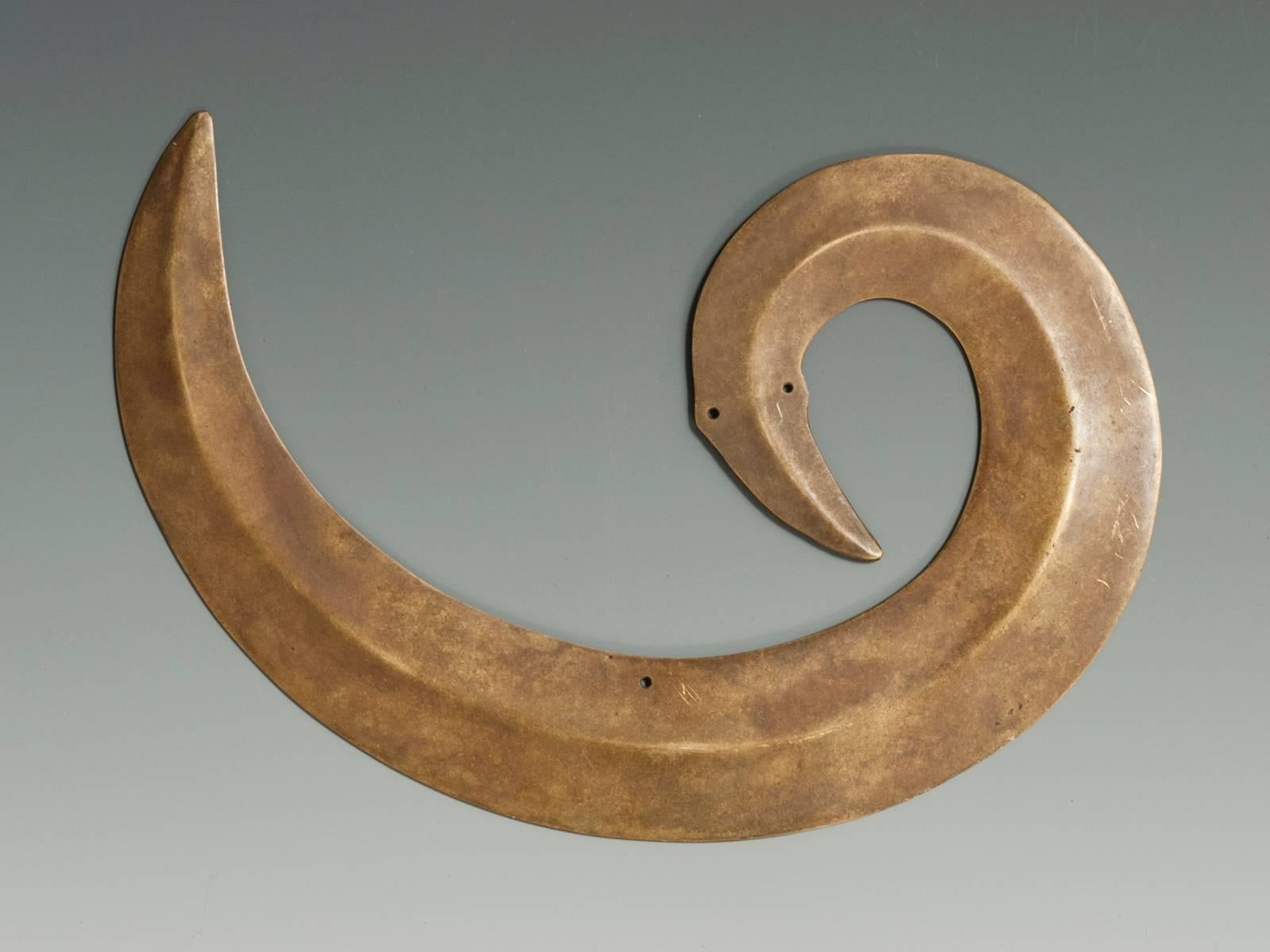 Offered by Zena Kruzick
Early 20th century tribal sanggori brass or copper alloy head ornament, Toraja people, Sulawesi, Indonesia.

These sinuous brass and copper alloy head pieces were worn by men at special ceremonies. This sanggori is convex