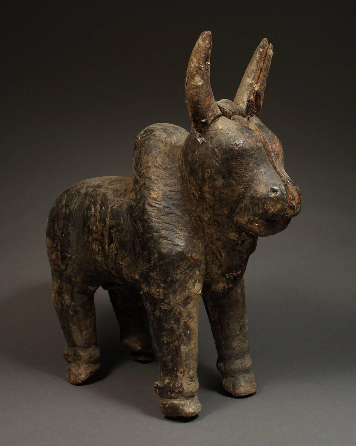 Moule à buffle de Birmanie du 19e siècle, d'une taille exceptionnelle
MATERIAL : bois, métal
Mesures : H 23 in x L 18.5 in, 58.4 cm x 47 cm.

Moule à bison en bois pour la fabrication de figurines en papier mâché.