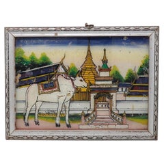 Dipinto vintage su vetro a rovescio della Thailandia settentrionale raffigurante un chedi dorato e un toro bianco