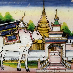 Dipinto vintage su vetro a rovescio della Thailandia settentrionale raffigurante un chedi dorato e un toro bianco