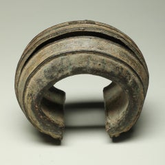 Bracelet Baule en bronze creux coulé de haute qualité, datant du début du XXe siècle, de forme sculpturale classique