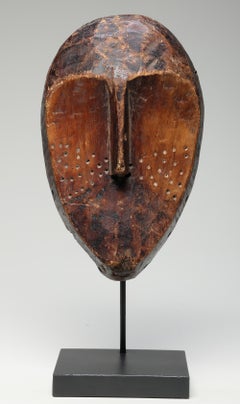 Maschera in legno intagliato "Lega Congo" dal classico stile antico, senza occhi, Repubblica Democratica del Congo, patina antica