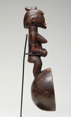 Cuchara o cucharón senufo de segunda mano con una figura femenina en la parte superior, Costa de Marfil, África