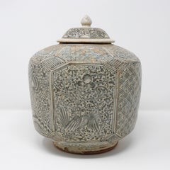 Grande vaso sfaccettato in gres thailandese decorato con motivi blu sotto smalto, con coperchio