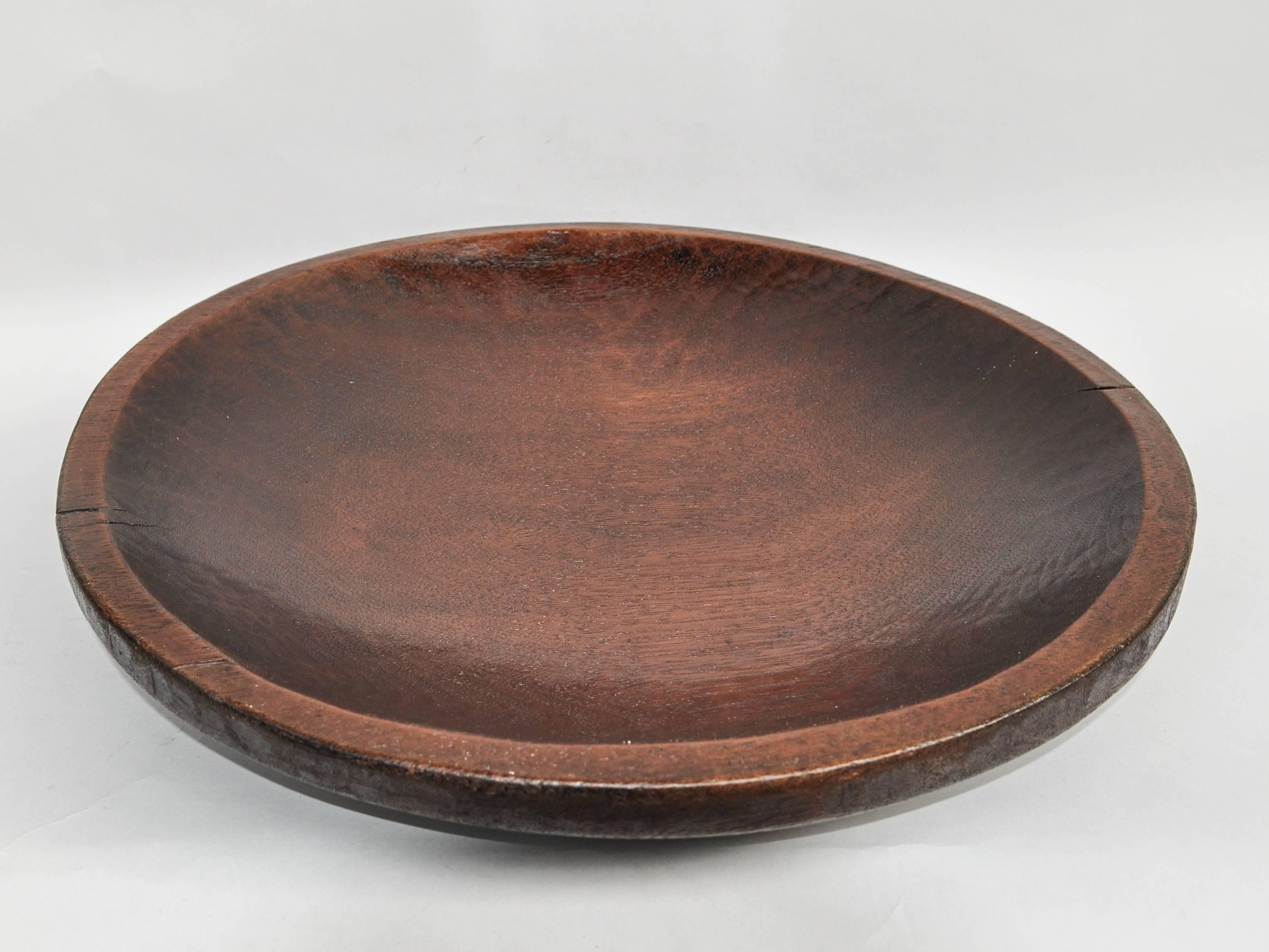 Large decorative wood bowl from Lampung, Sumatra. Merbau Wood. mid-20th century.
Offered by Bruce Hughes.
Large shallow wooden bowl from Lampung, Sumatra, mid-20th century. This large wooden bowl was fashioned by hand from a single piece of merbau