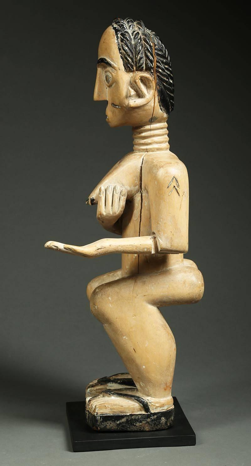 Intagliato a mano Figura tribale femminile in piedi di Akan Ashanti 'Ghana' Arm Out Africa in vendita