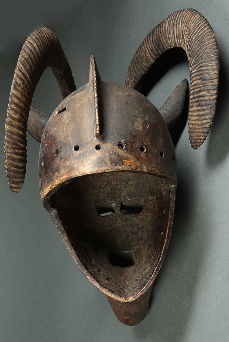 African Bobo ‘Burkina Faso’ Large Tribal Ram Helmet Mask with Curved Horns In Excellent Condition In Point Richmond, CA