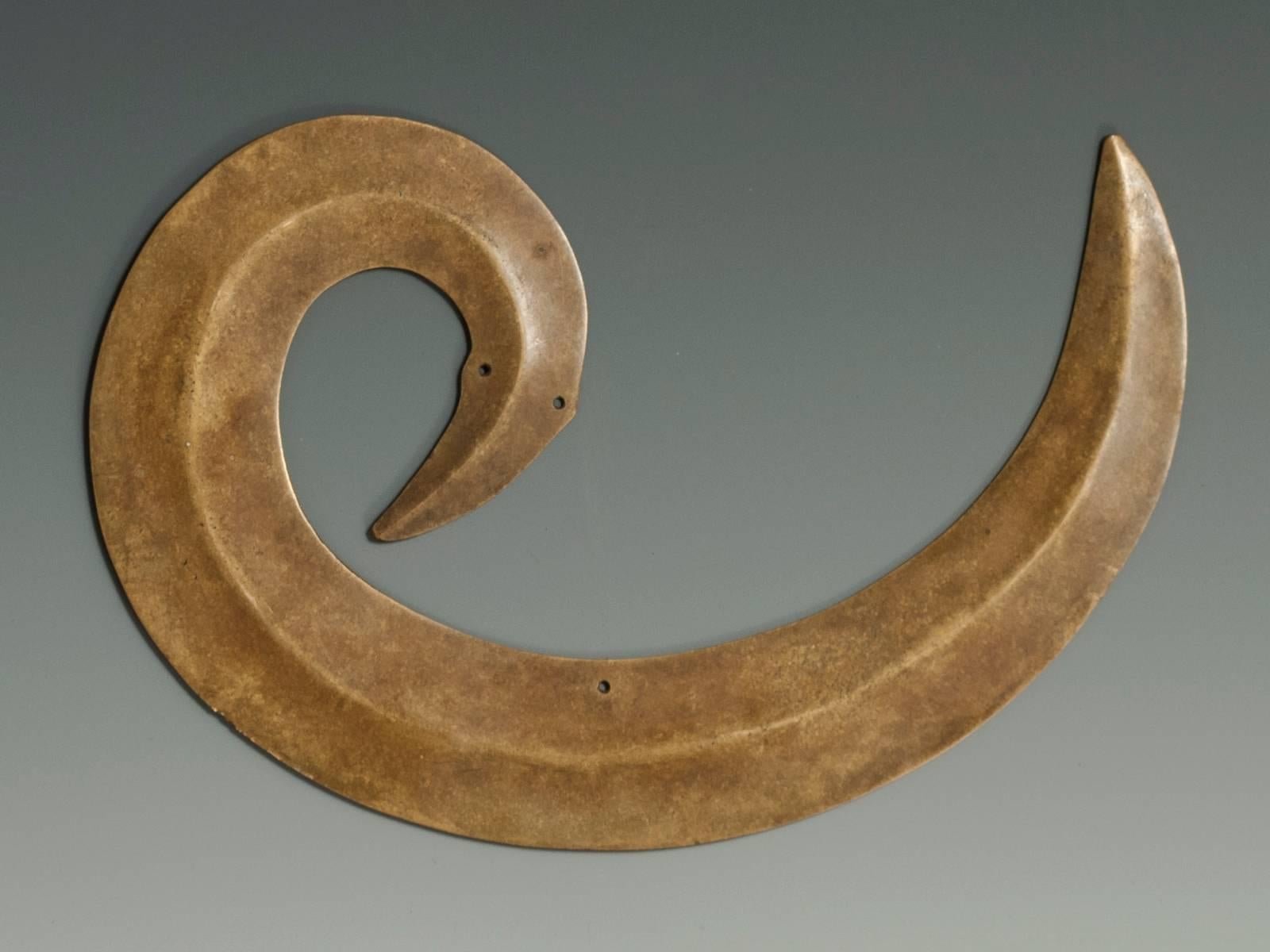 Adorno de cabeza de latón/cobre sanggori de principios del siglo XX, pueblo toraja, Sulawesi Tribal en venta