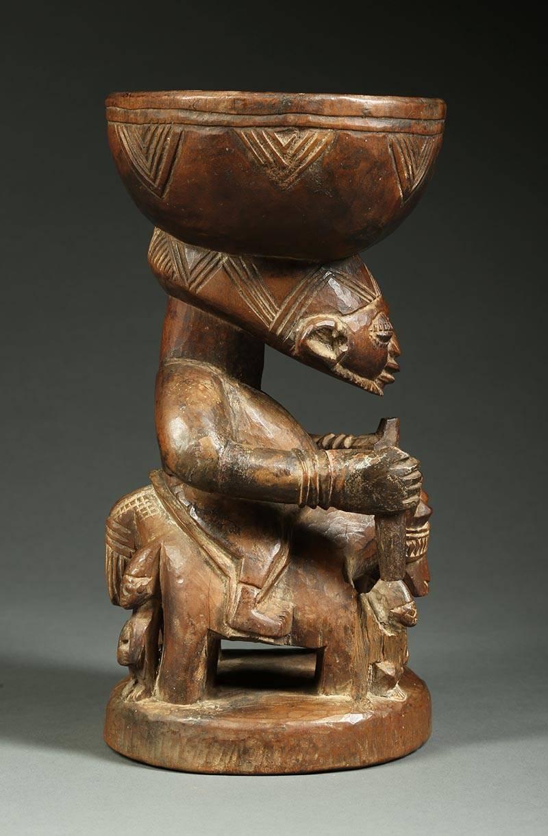 Tazón de ofrendas con figura de jinete tribal africano yoruba, Nigeria Principios del siglo XX Tribal en venta