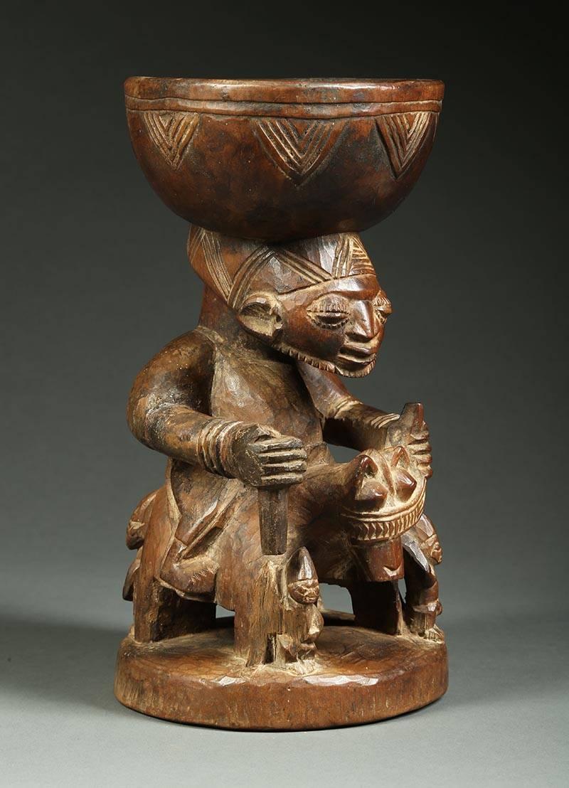 Tazón de ofrendas con figura de jinete tribal africano yoruba, Nigeria Principios del siglo XX Nigeriano en venta