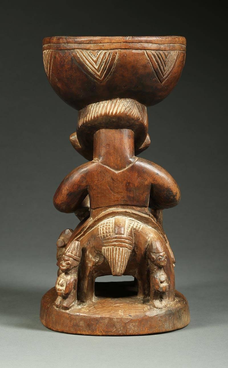 Tazón de ofrendas con figura de jinete tribal africano yoruba, Nigeria Principios del siglo XX Tallado a mano en venta