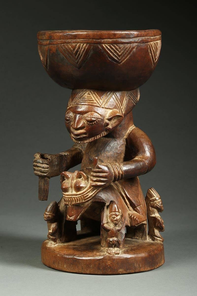 Tazón de ofrendas con figura de jinete tribal africano yoruba, Nigeria Principios del siglo XX Lana en venta