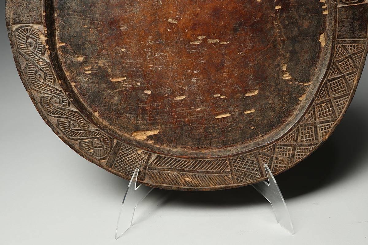 Yoruba Round Tribal Divination Board with Eshu Face, Nigeria, Early 20th Century In Excellent Condition In Point Richmond, CA