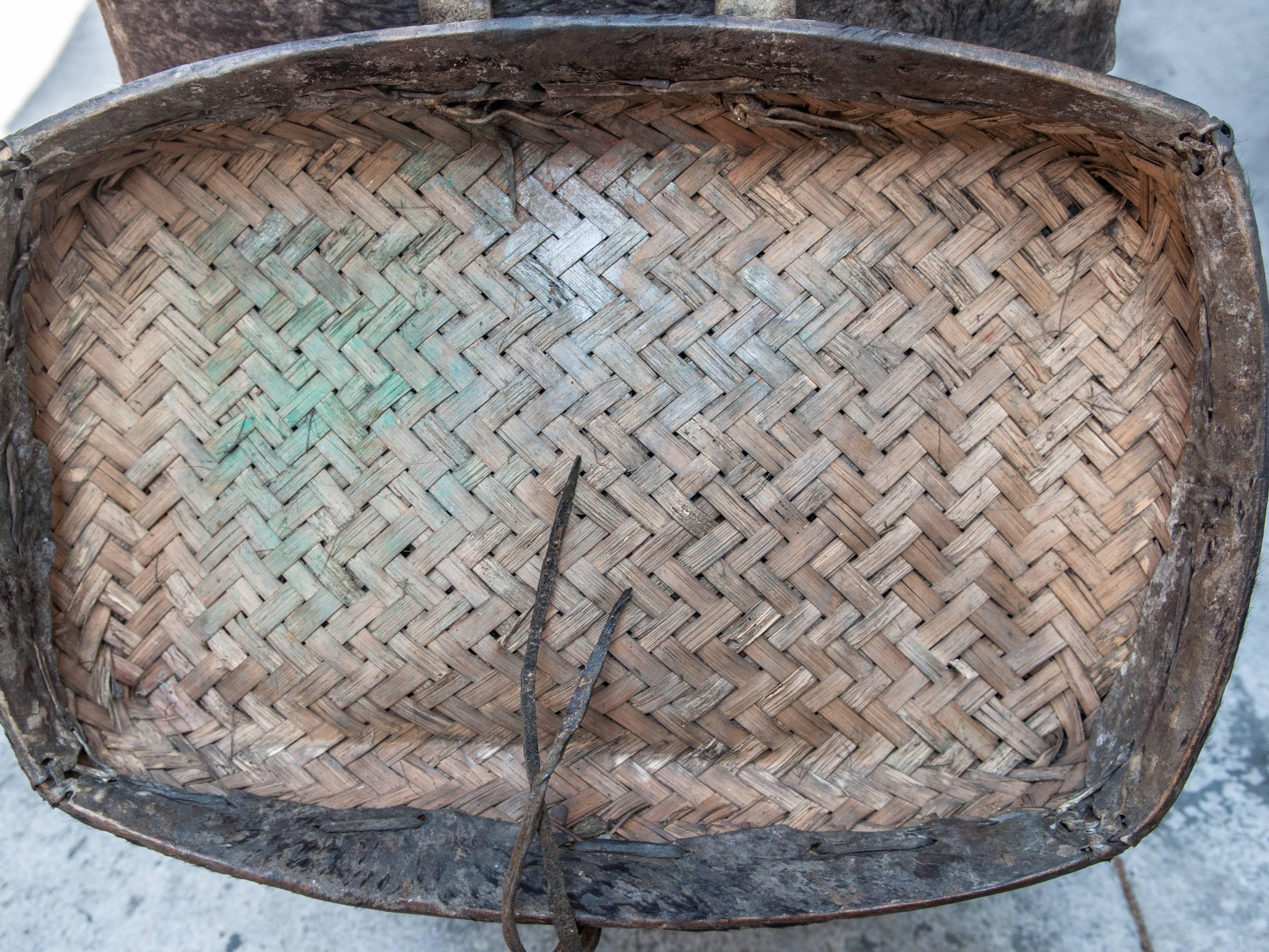 Tribal Storage Basket with Lid. Bhutan. Early to Mid-20th Century. Hide & Bamboo In Good Condition In Point Richmond, CA