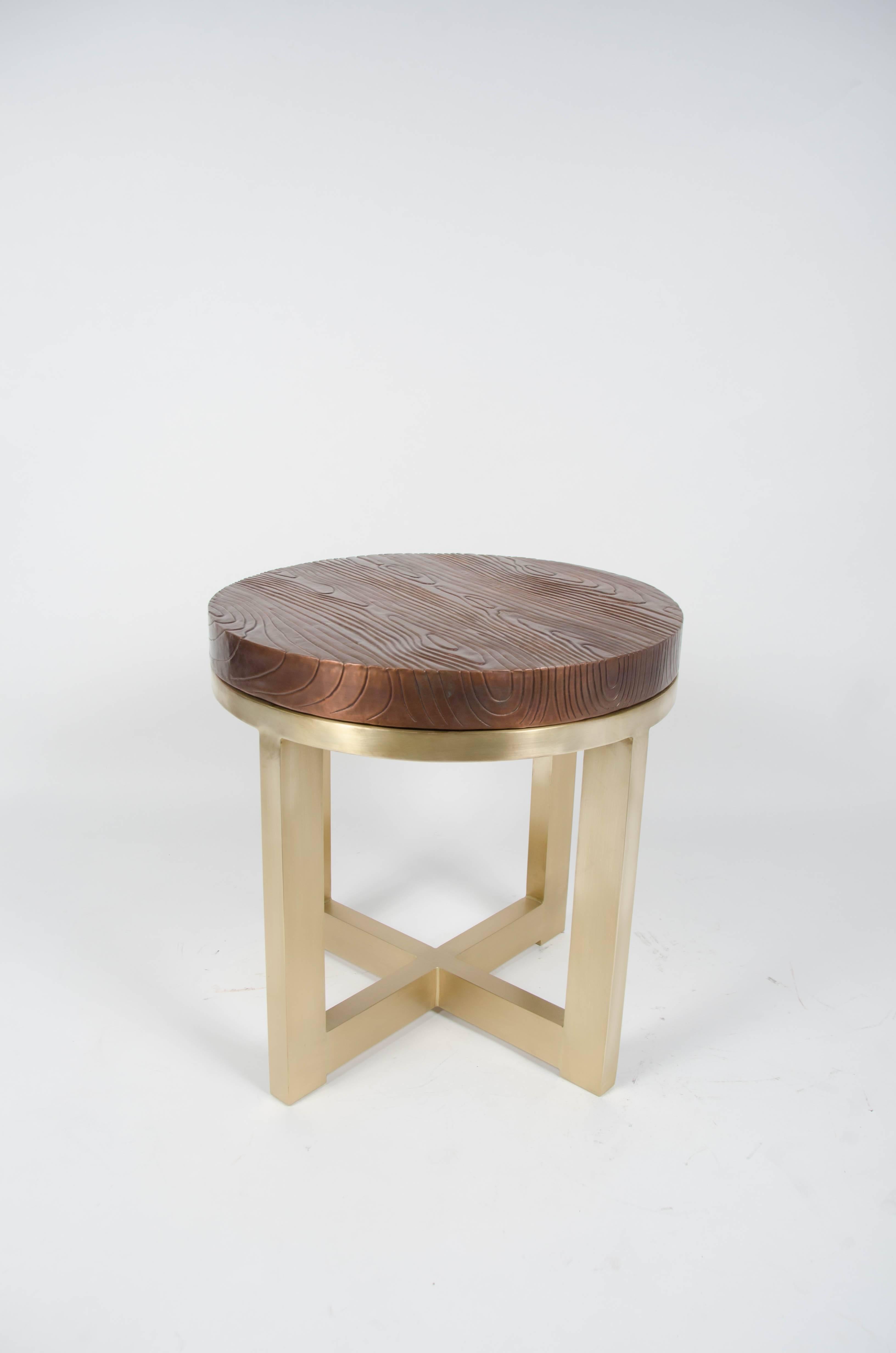 Moderne Table d'appoint Copper Wood Grain Top avec base en laiton par Rober Kuo, édition limitée en vente