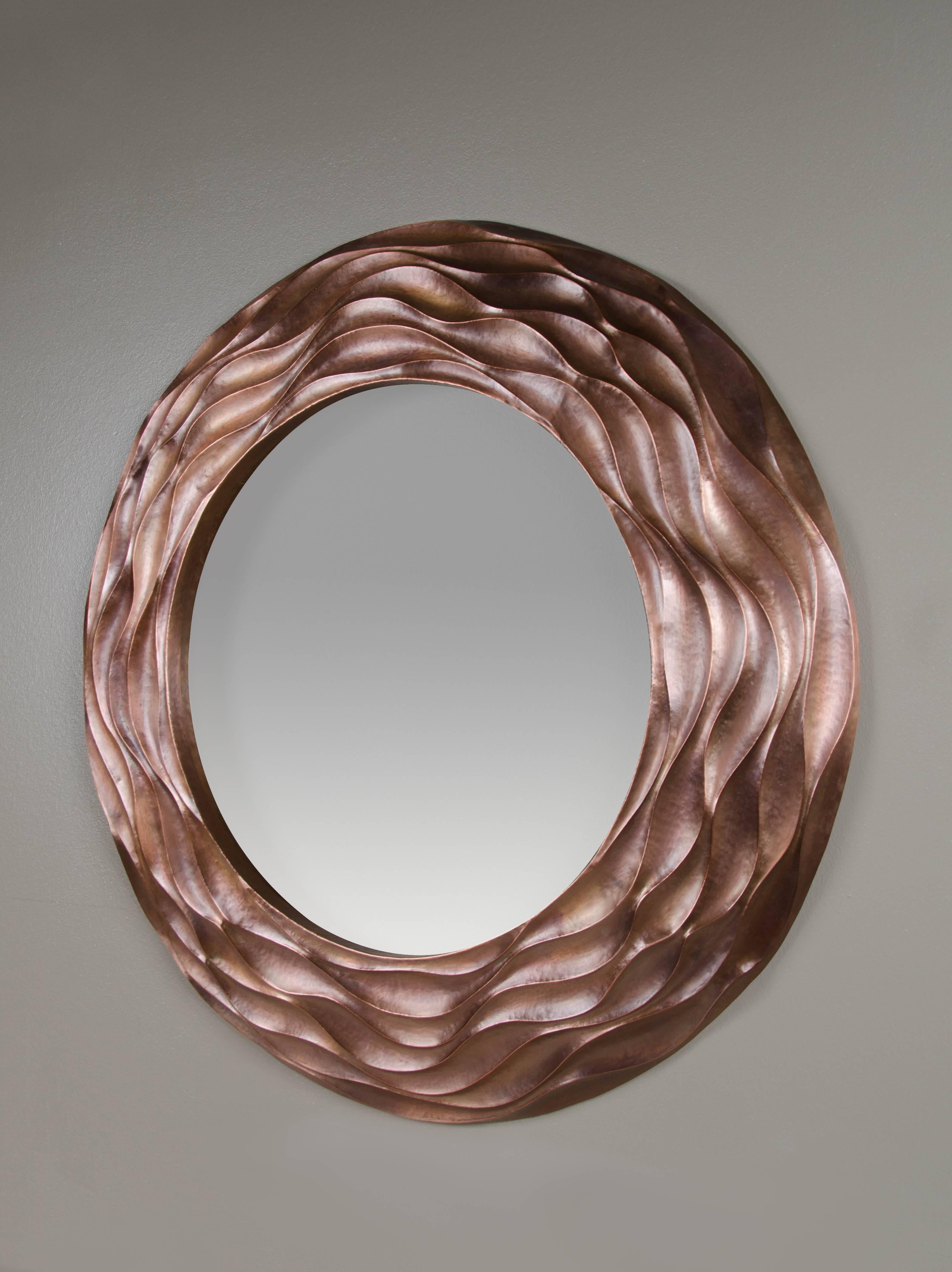 Cinese Antique Mirror Sui Ola di Robert Kuo, Repousse a mano in rame in vendita