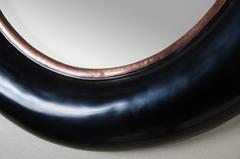 Abgerundeter Spiegel mit Kupferverzierung von Robert Kuo:: schwarzer Lack:: limitierte Auflage
