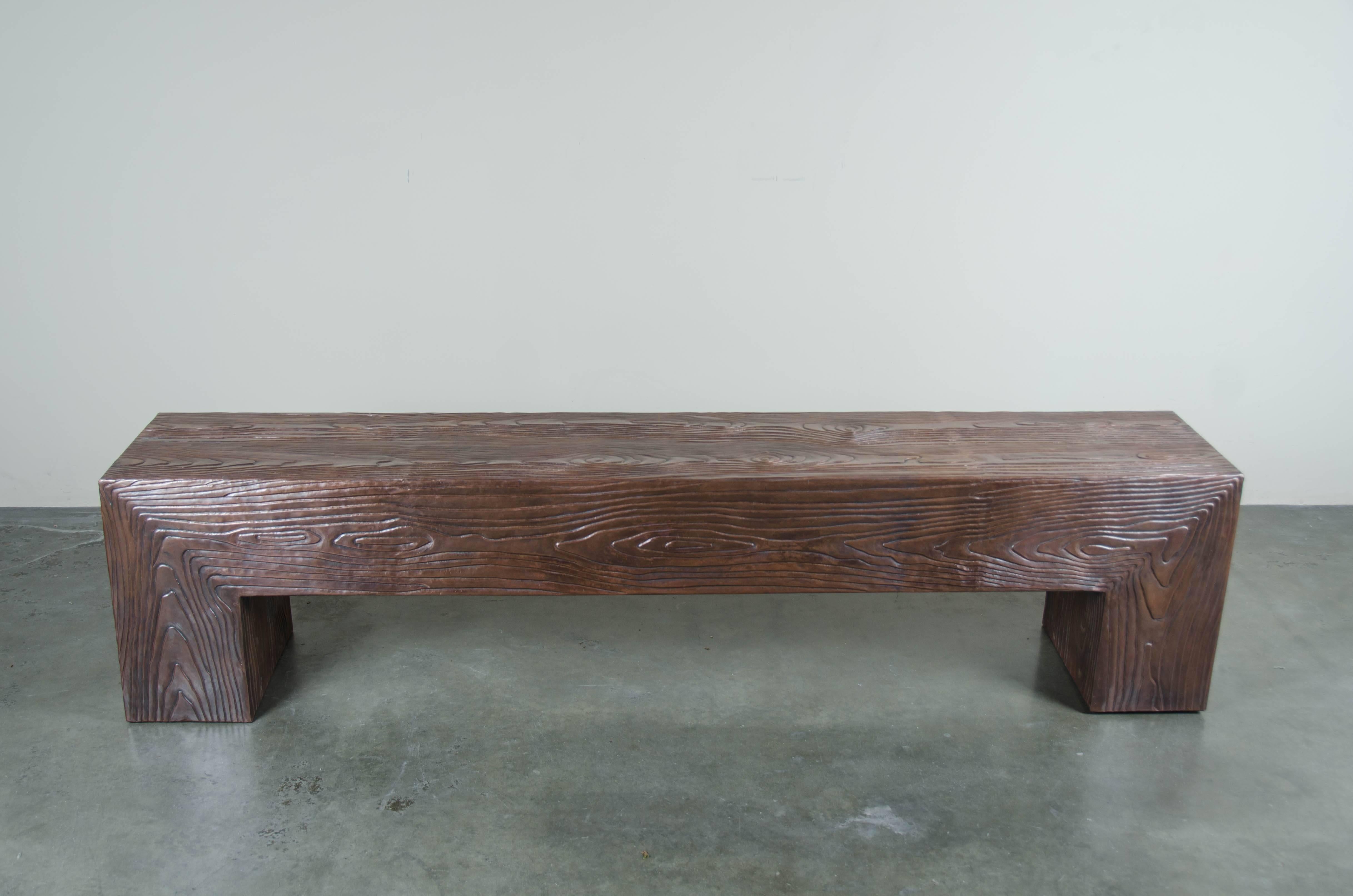 Panchina lunga in legno
Rame antico
Riposato a mano
Base in Wood
Edizione limitata

La repousse è l'arte tradizionale di martellare a mano rilievi decorativi sulla lamiera. La tecnica ha avuto origine intorno all'800 a.C. tra l'Asia e l'Europa