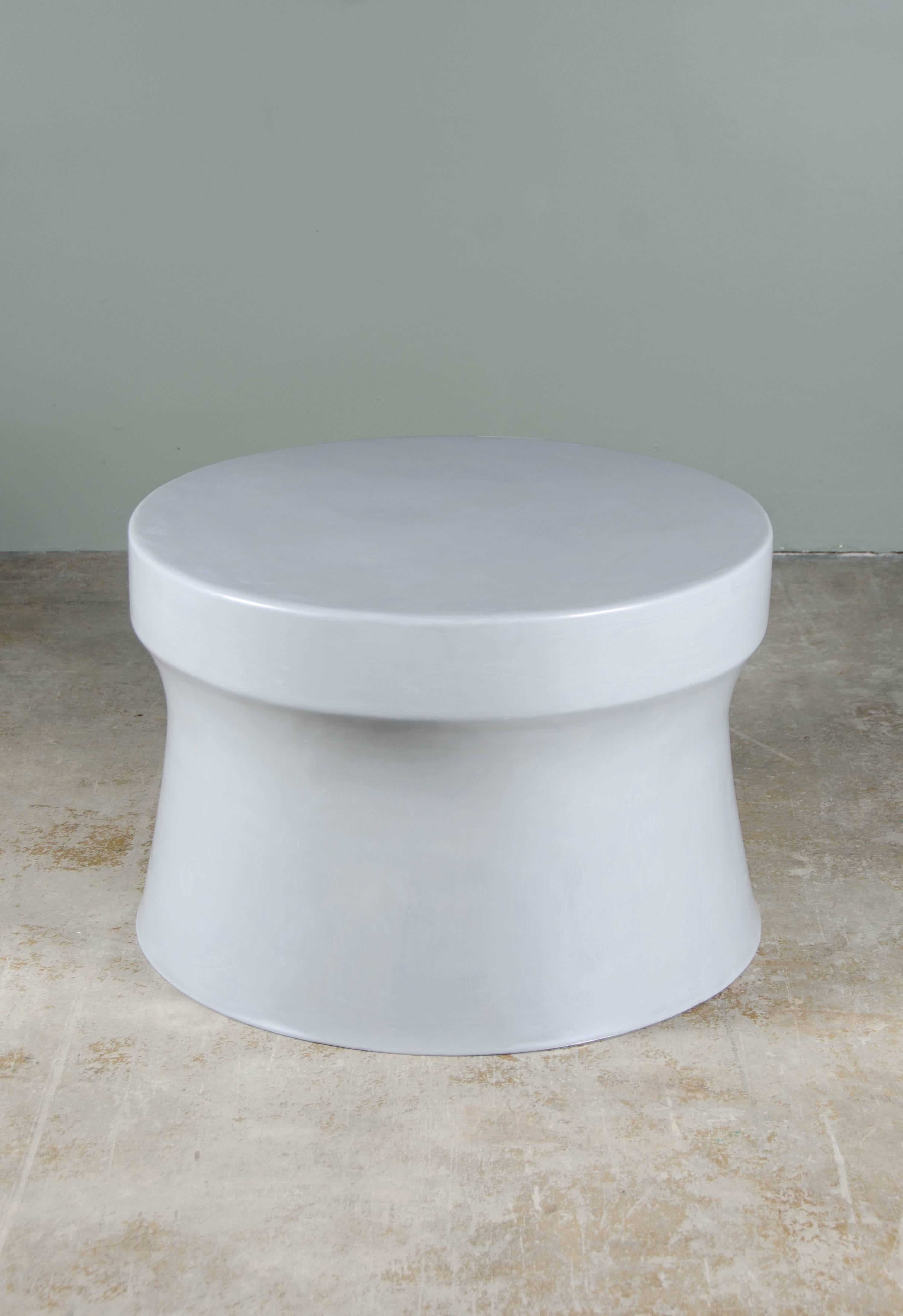 Table Dong Shan
Laque grise
Repoussé à la main
Édition limitée

La laque est une technique qui remonte à la dynastie des Shang, circa 1600 - 1100 avant J-C. Ces pièces sont fabriquées avec au moins 60 couches de laque organique. Chaque couche de