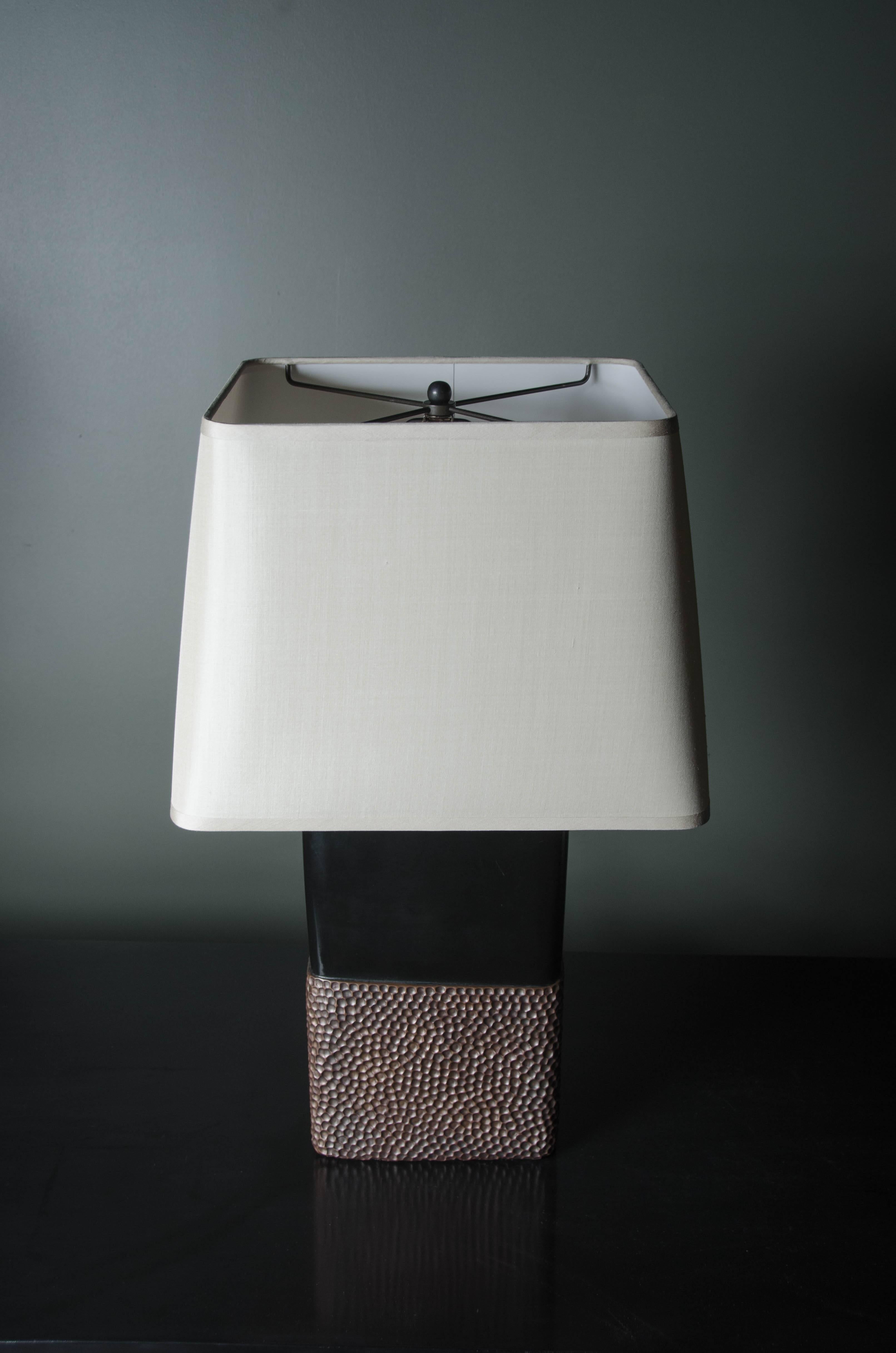 Lampada Pebble, lacca nera e rame di Robert Kuo, edizione limitata In condizioni Nuovo in vendita a Los Angeles, CA