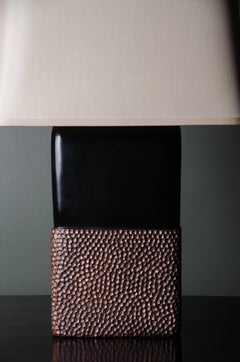 Lampada Pebble, lacca nera e rame di Robert Kuo, edizione limitata