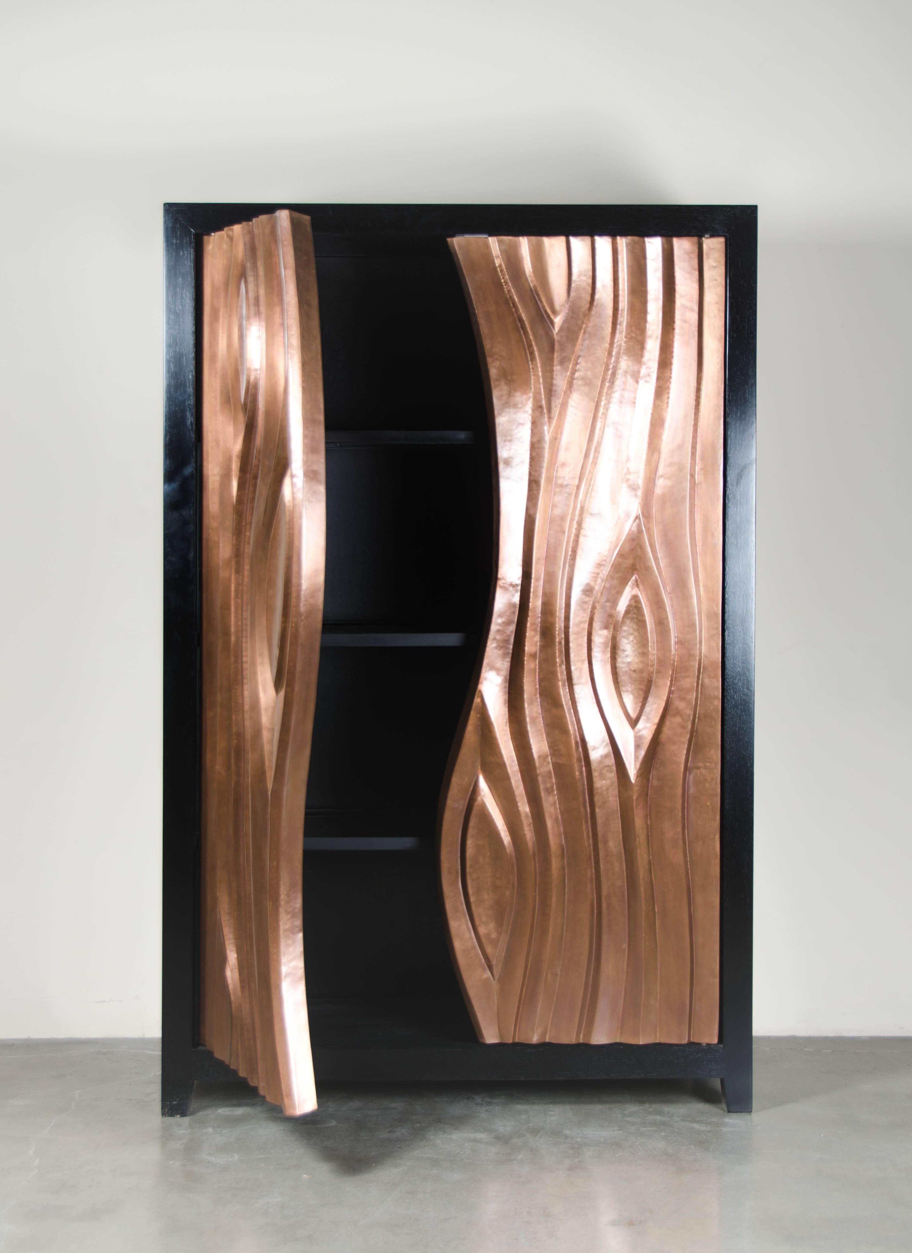 Da tree trunk cabinet
Antique copper
Hand repoussé
Elmwood
Limited edition 
Customizable

Repousse´ is the traditional art of hand-hammering decorative relief onto sheet metal. The technique originated around 800 BC between Asia and Europe