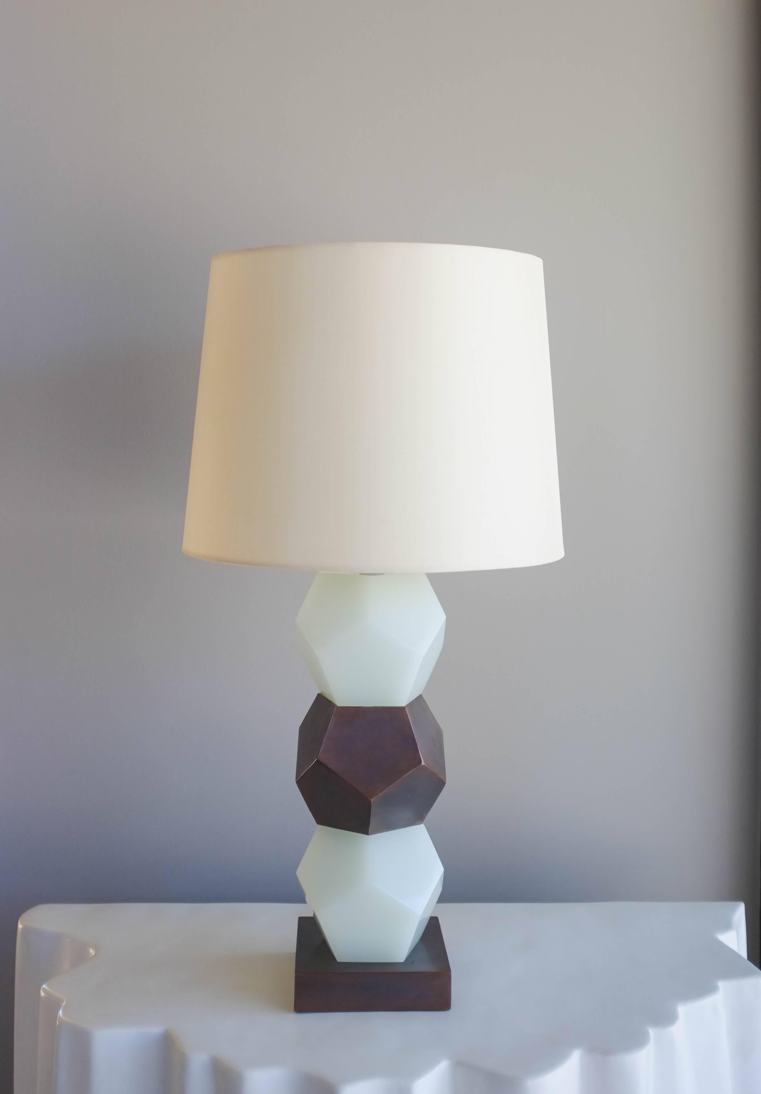 Lámpara facetada de tres niveles con soporte.
Vidrio pekinés de jade bai tallado a mano.
Cobre repujado a mano con acabado envejecido.
Sombra de seda natural.

Dimensiones de la pantalla: 13