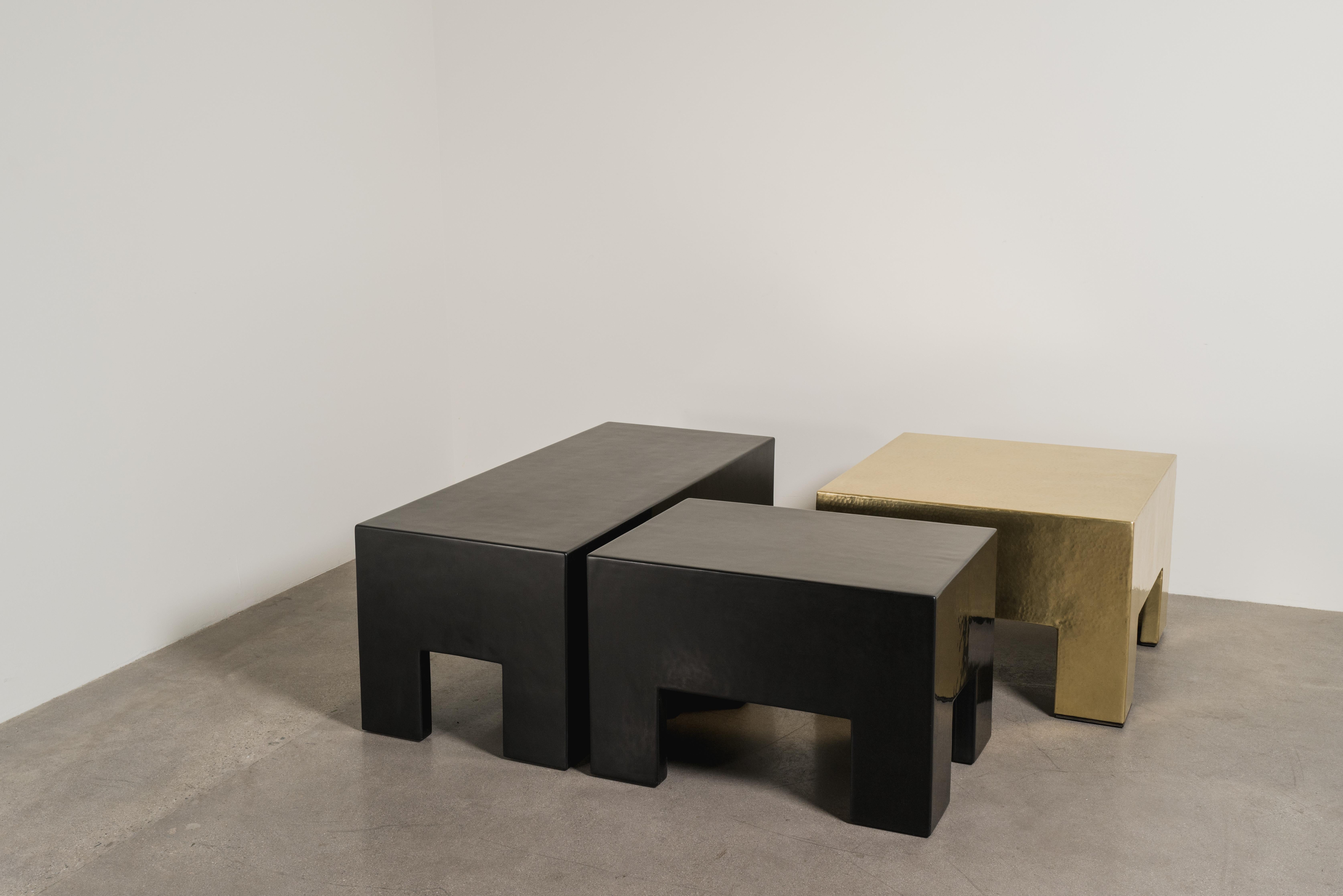 Table basse sectionnelle, laque noire et laiton de Robert Kuo, édition limitée Neuf - En vente à Los Angeles, CA