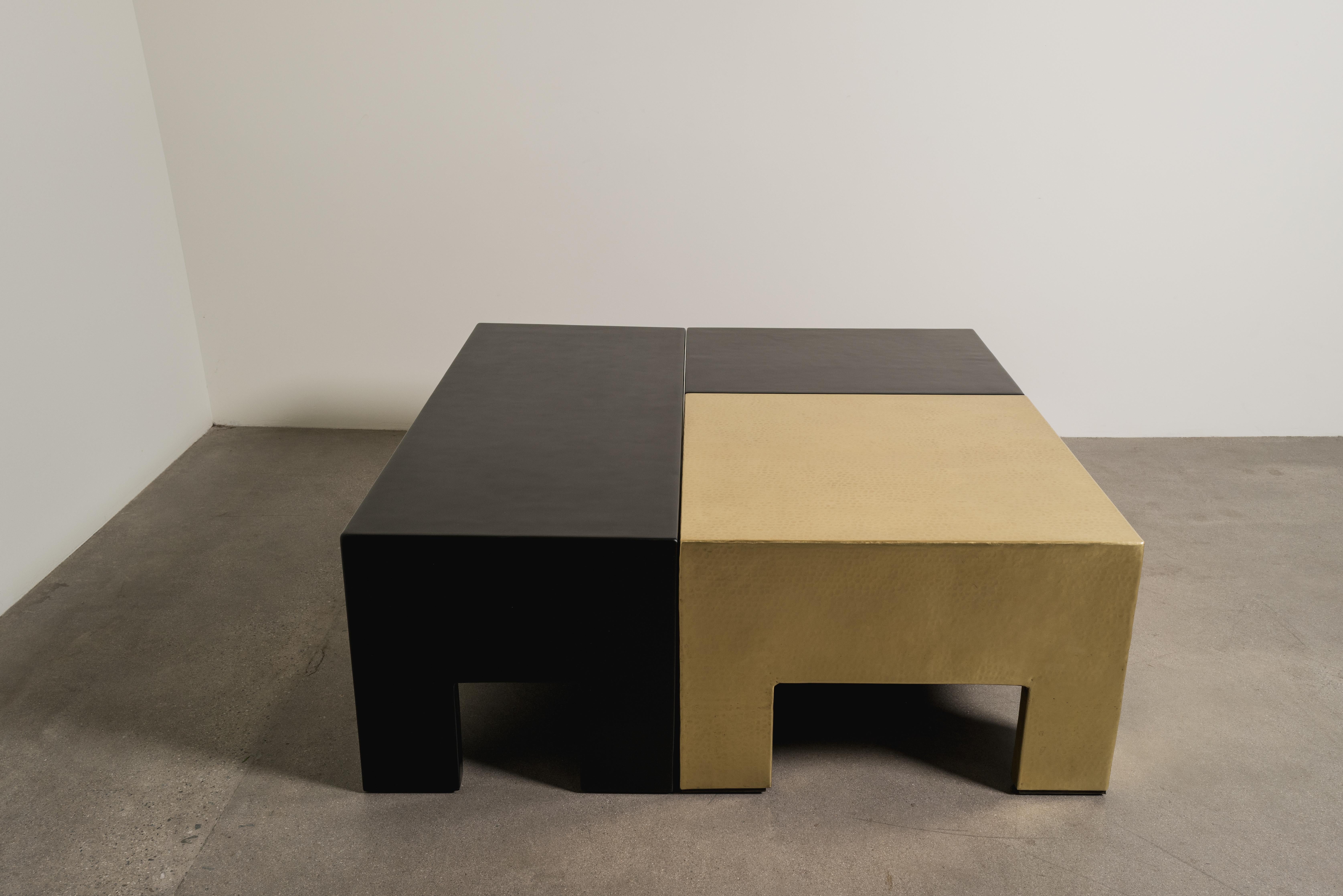 Table basse sectionnelle (lot de trois)
Laque noire
Laiton
Main repoussée
Edition limitée

Section 1 : 28