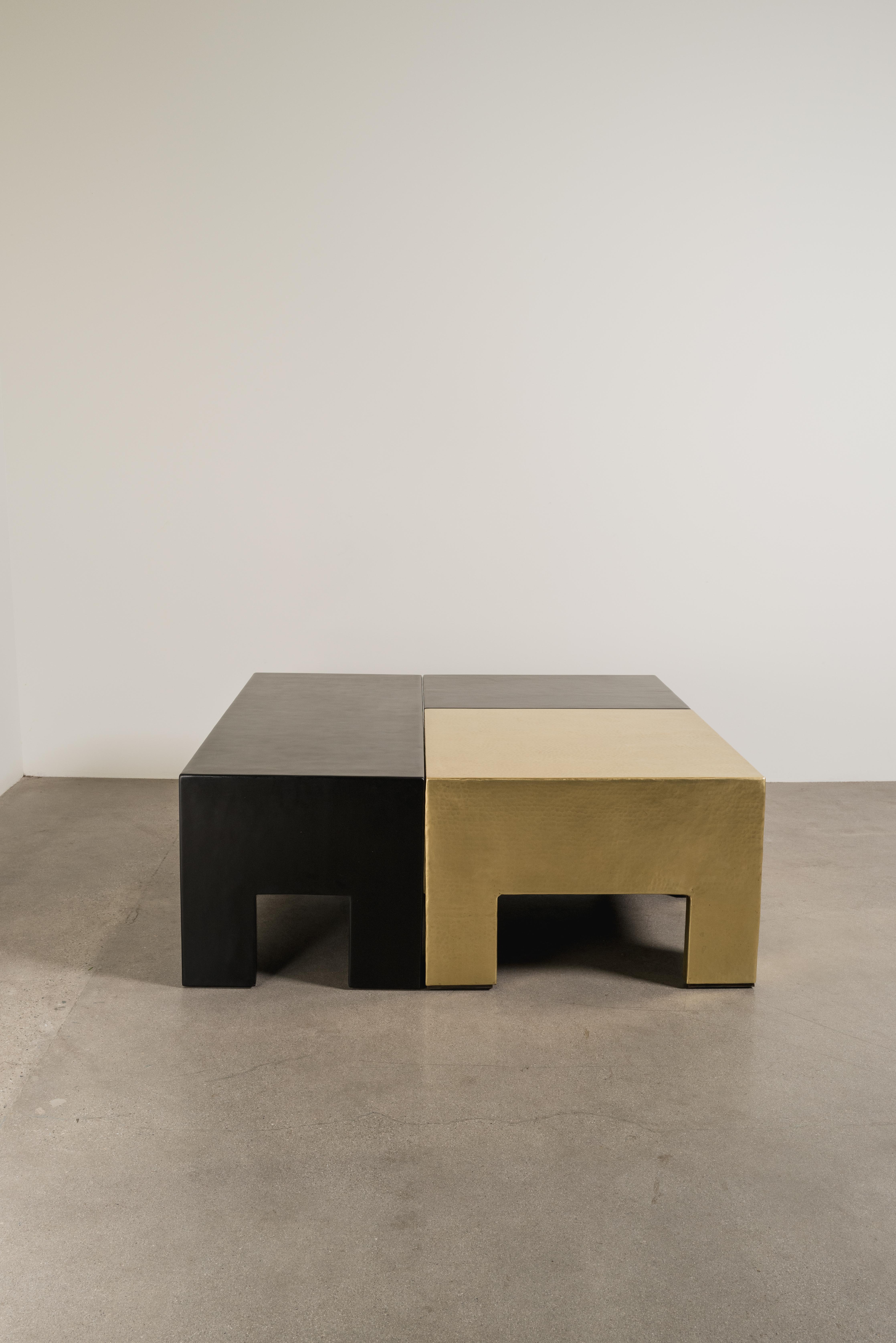 Laque Table basse sectionnelle, laque noire et laiton de Robert Kuo, édition limitée en vente