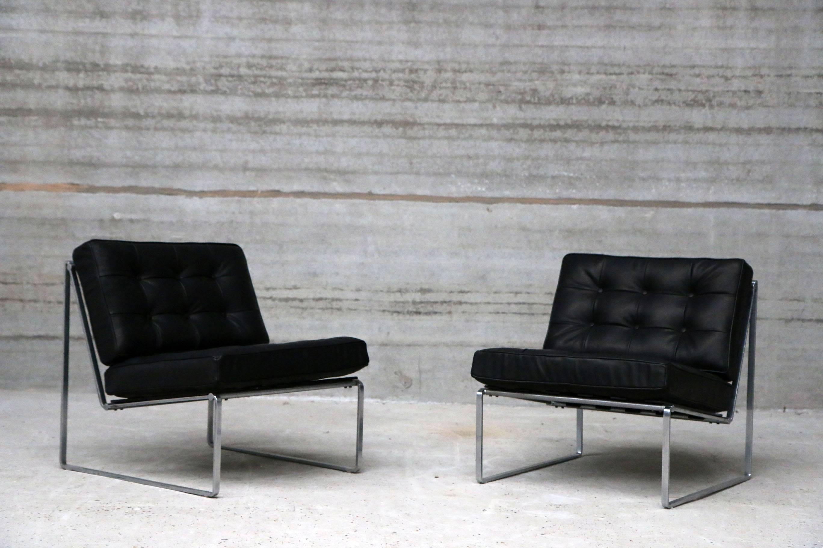 This set of two chromed steel and lacquered wood easy chairs, designed by Kho Liang Le for Artifort series 024 and manufactured in the Netherlands in 1962. Very good condition. Re-upholstered in our full grain black leather
Original table available.