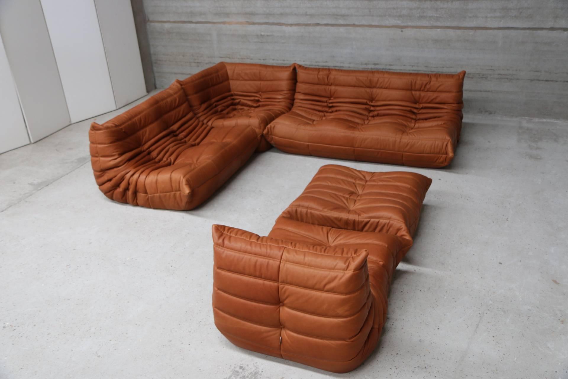 Set by Michel Ducaroy for Ligne Roset.
We specialize in reupholstering A-label sofas. This set has five pieces.
One-seat (H 700 x L 870 x D 1020) / pouf (H 300 x L 870 x D 1020) / two-seat (H 700 x L 1310 x D 1020) / three-seat (H 700 x L 1740 x D