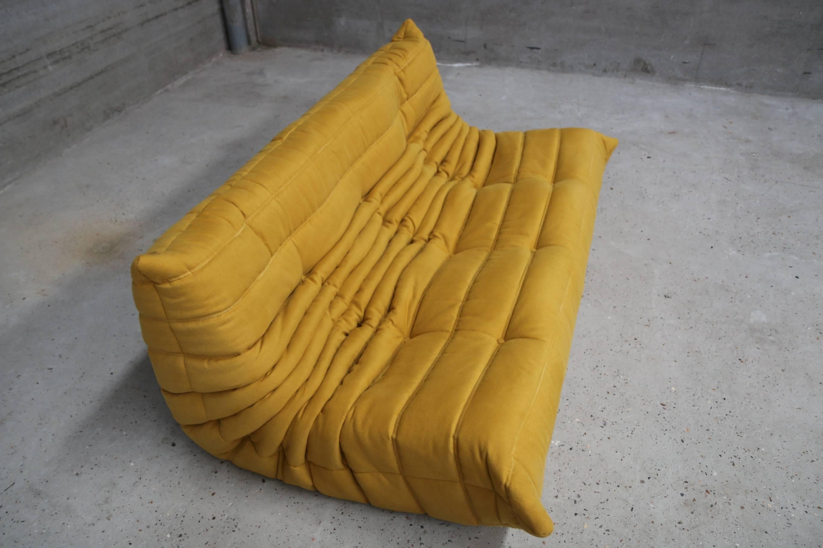 Three-seat re-upholstered in beautiful mustard yellow high quality fabric.
Measures: L 174cm x D 102cm H 70cm SH 38cm.
 