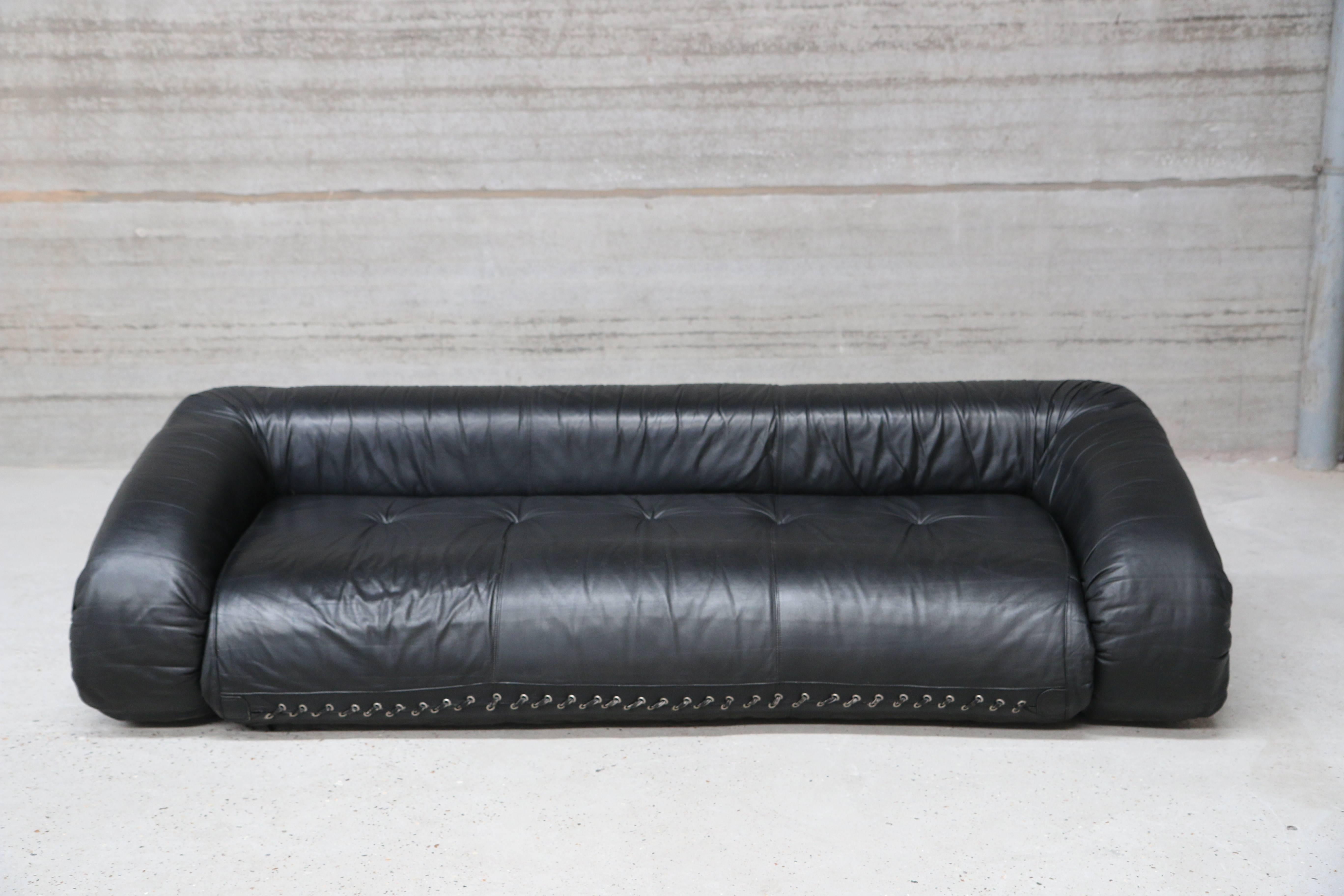 Anfibio sofa by Alessandro Becchi for Giovannetti, circa 1970s. Converts into a bed.