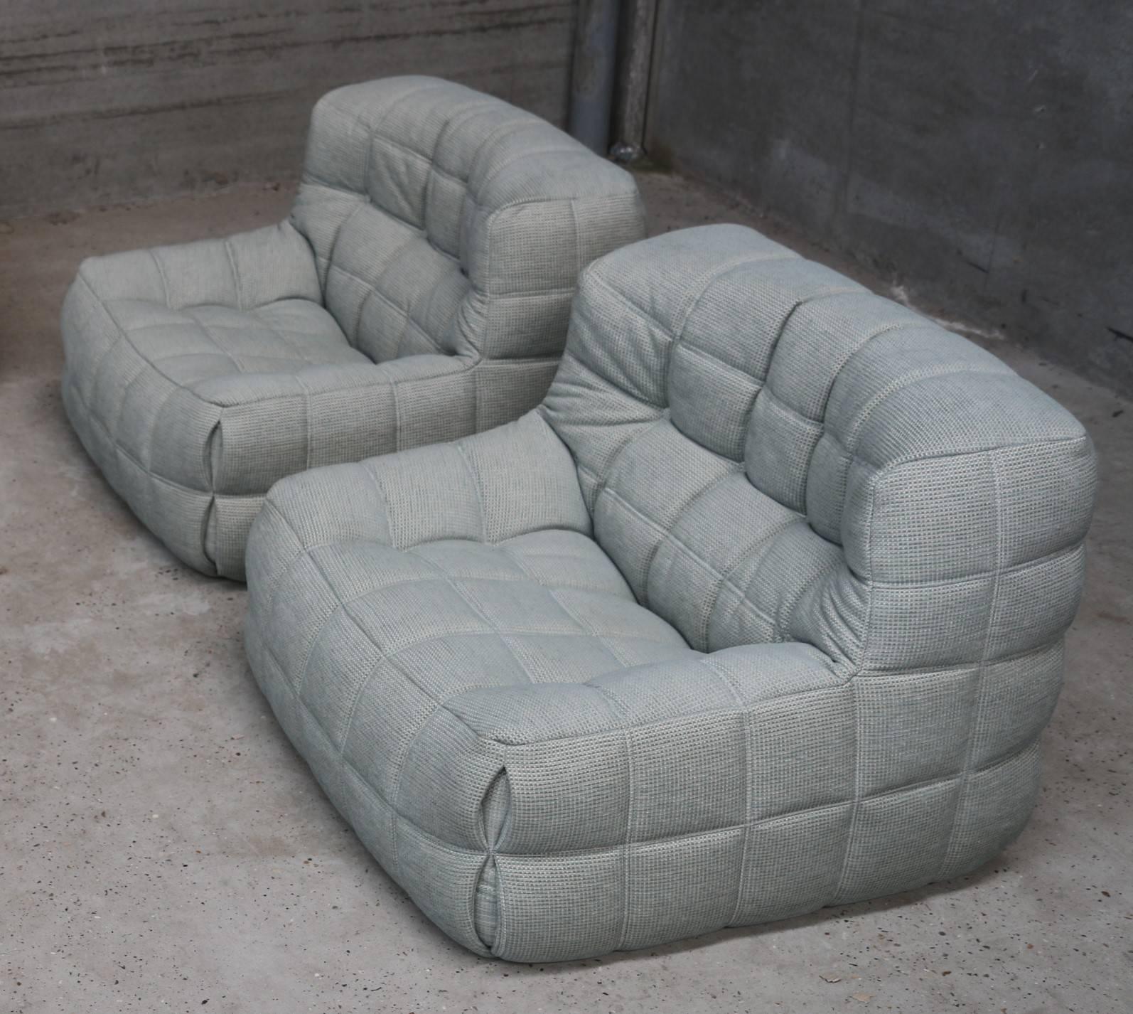 This stunning set of two single seat Kashima, re-upholstered by funky vintage Belgium
We used a beautiful blue/grey fabric, foam in excellent condition, original Ligne Roset pin and bottom fabric replaced.
Two-seat available in the same fabric.