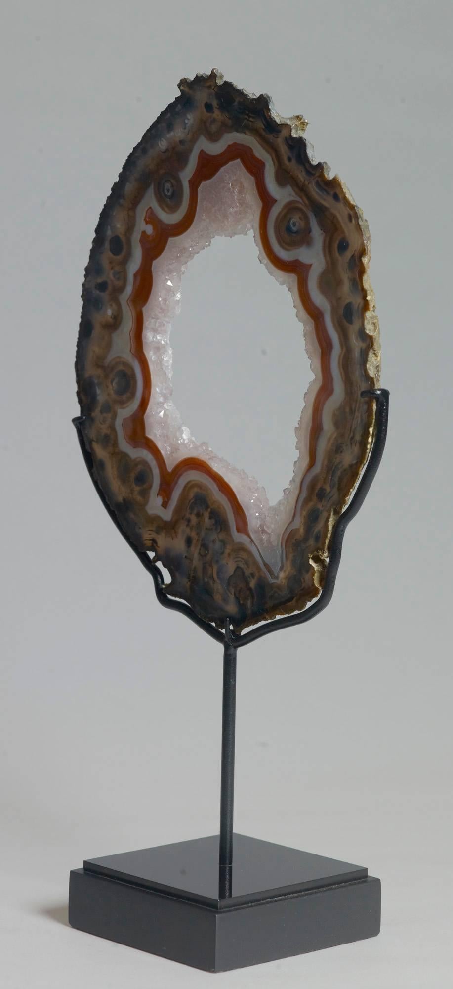Beautiful Agate Slice with Clear Quartz Crystals In Excellent Condition For Sale In Ostend, BE
