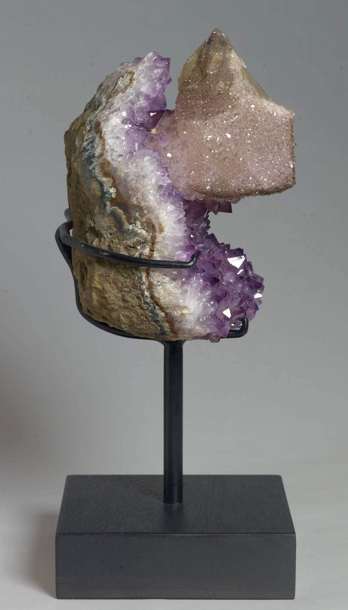 Calcite and Amethyst Crystals In Excellent Condition For Sale In Ostend, BE