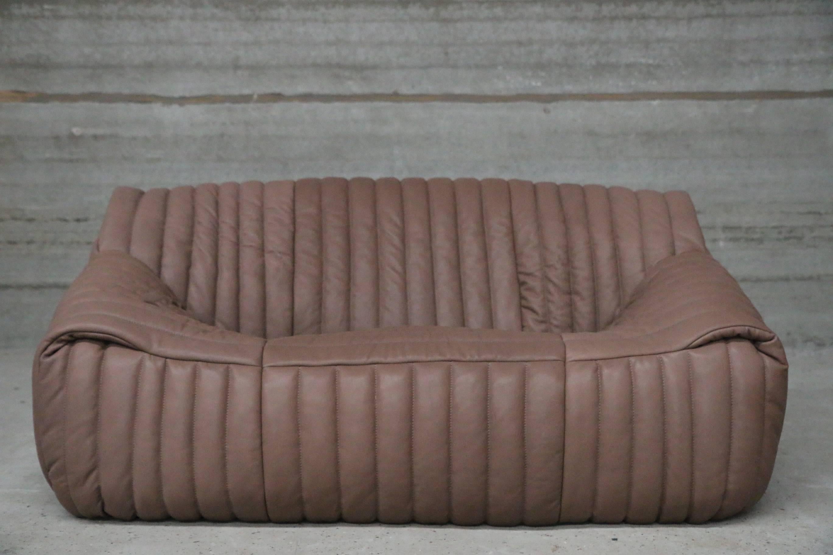 Designed by Annie Hieronimus for Cinna (Ligne Roset) France, circa 1977
Re-upholstered in beautiful full grain leather. Vison color
Model name Sandra.
