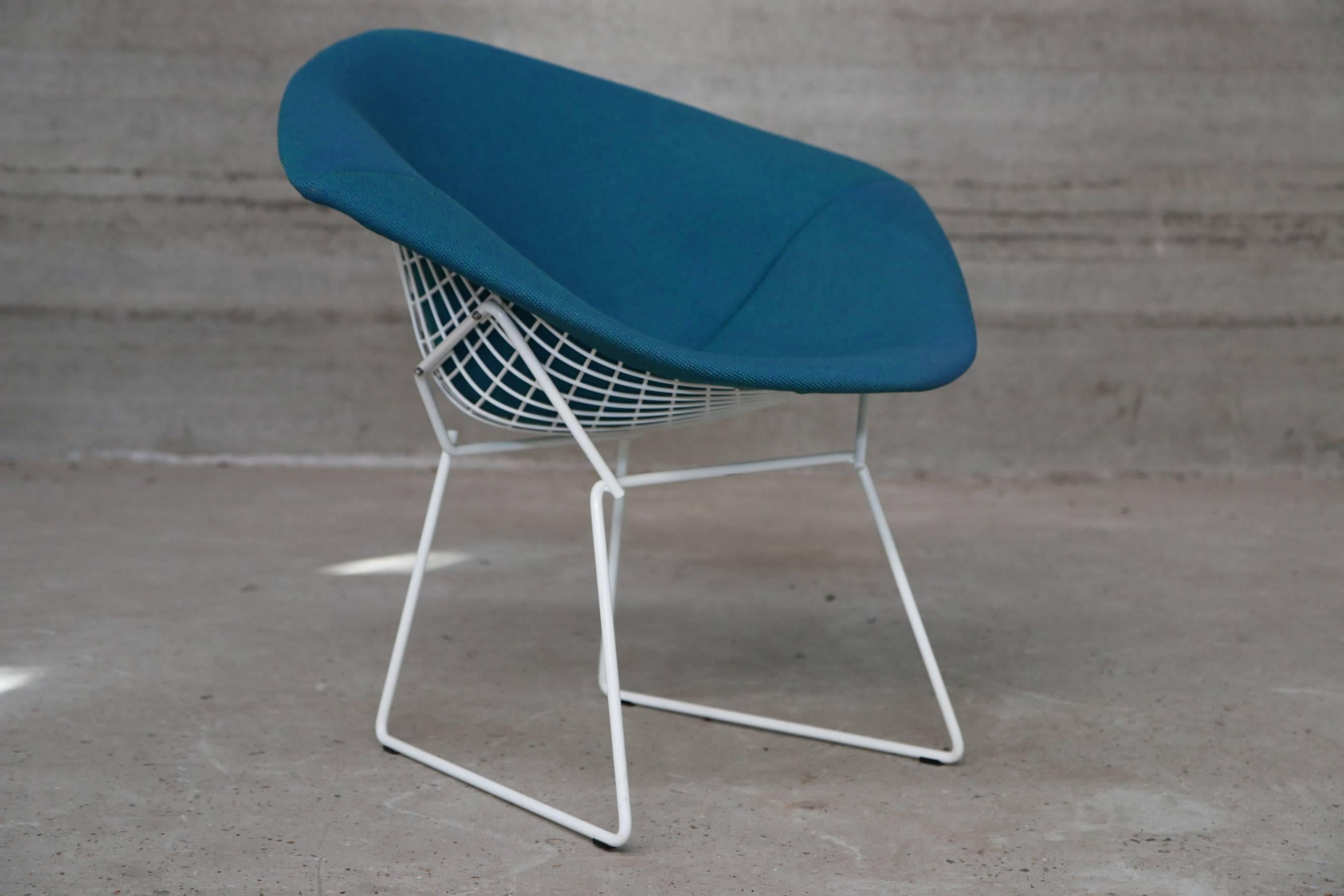 Diamond chair designed by Harry Bertoia for Knoll in 1952. The chair has its original full fabric cobalt blue cover in excellent condition. The white frame is also superb.
An iconic chair in perfect condition.
We have two similar available.