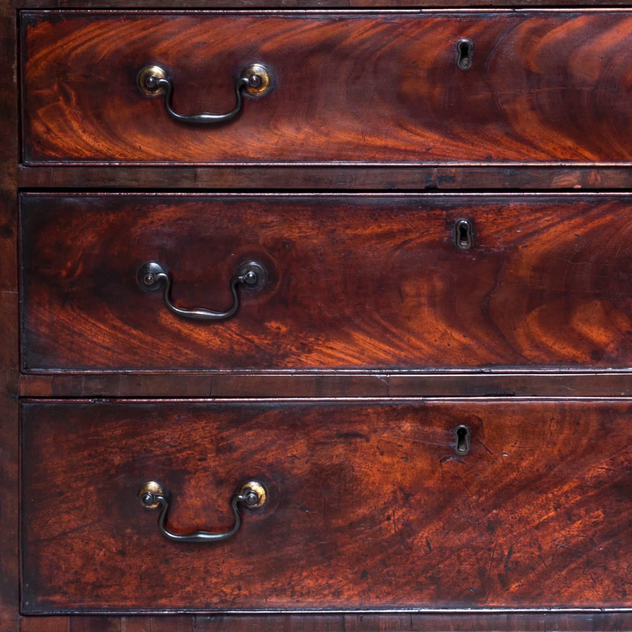 A good George III period chest of small proportions (Bachelor's Chest).

English, circa 1770.

The moulded and crossbanded top and brushing slide, above the four graduated oak lined drawers largely retaining the original handles, raised on four