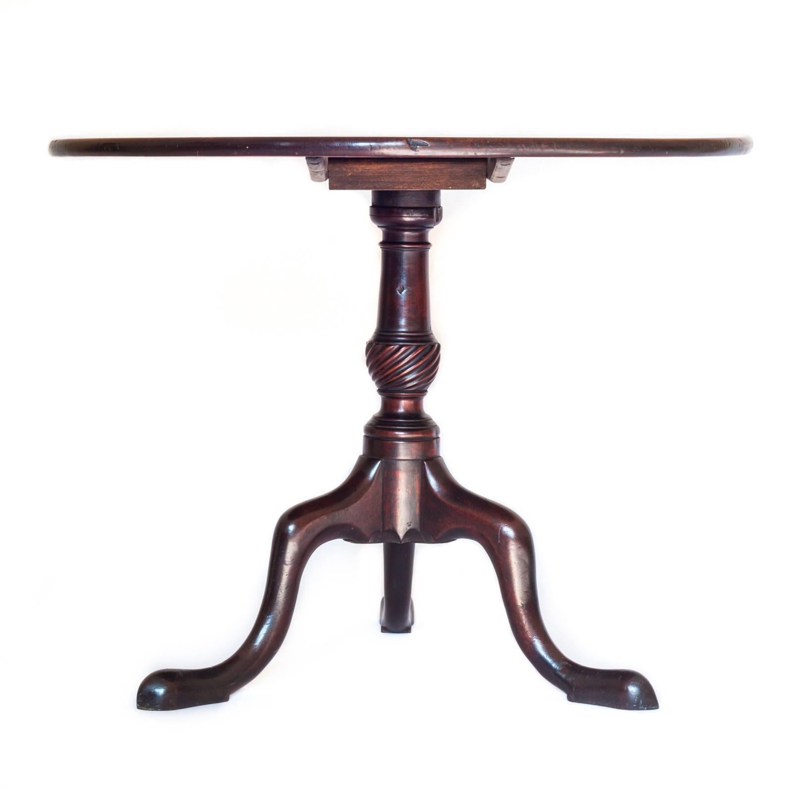 Fine Mid-18th Century English George II Mahogany Circular Tripod Table In Excellent Condition In London, GB