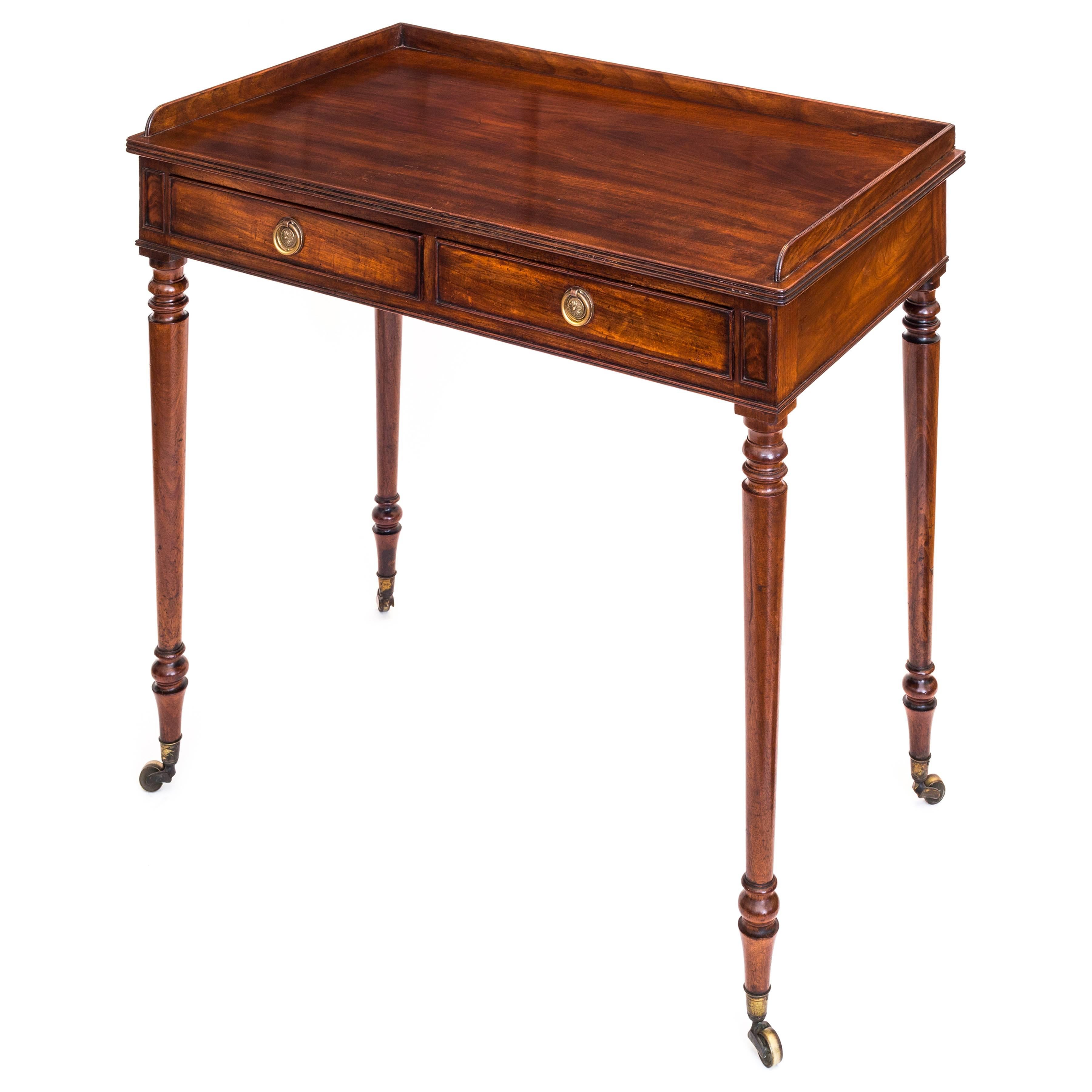 Early 19th Century English Regency Gillows Mahogany Small Desk or Dressing Table In Excellent Condition In Richmond, London