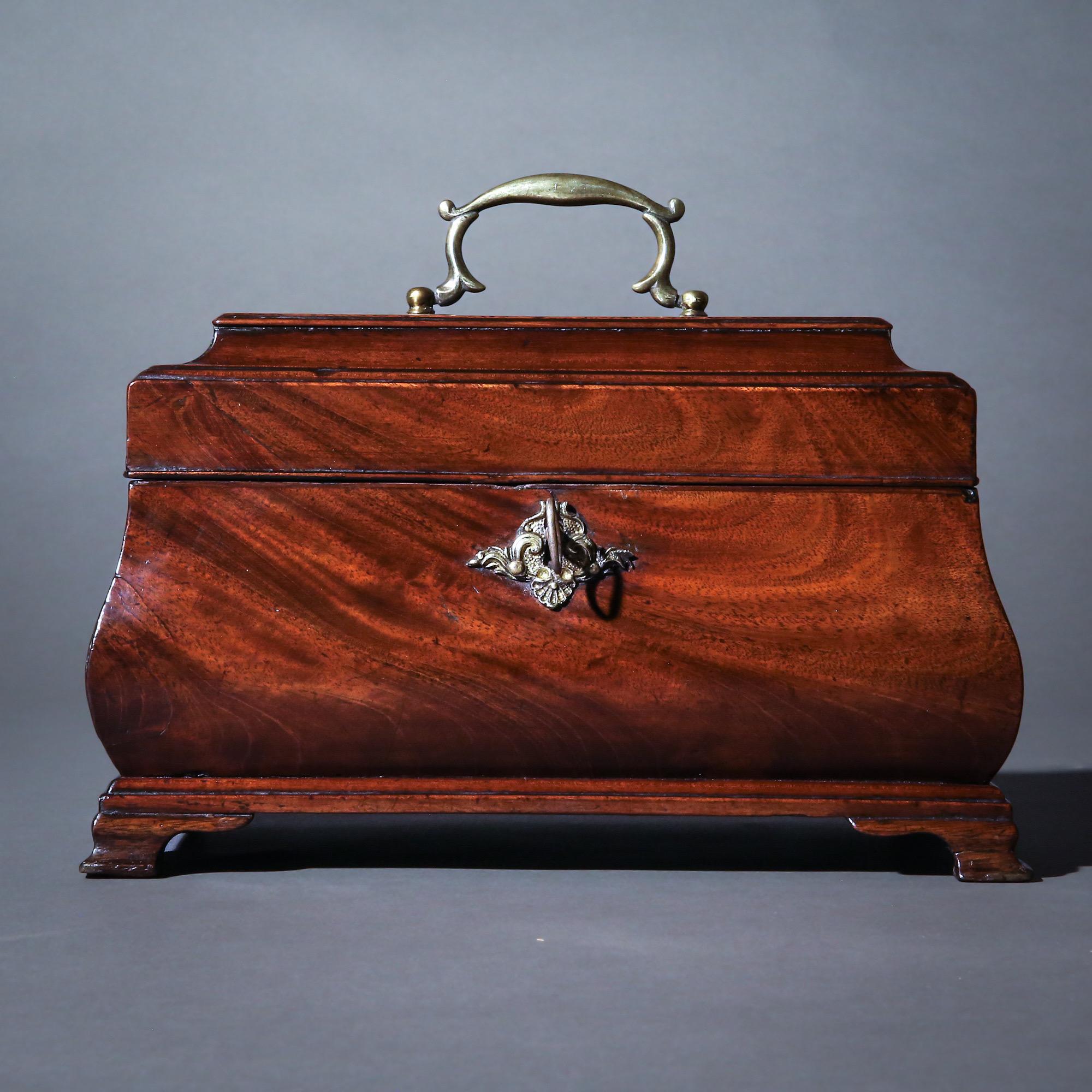 Un superbo bombe tea caddy di epoca Giorgio III della metà del XVIII secolo. Inglese, circa 1760.

Perché ci piace

Un esemplare del tutto originale, completo di scatole di latta con coperchi e di oggetti in ottone originali. Colore e patinatura