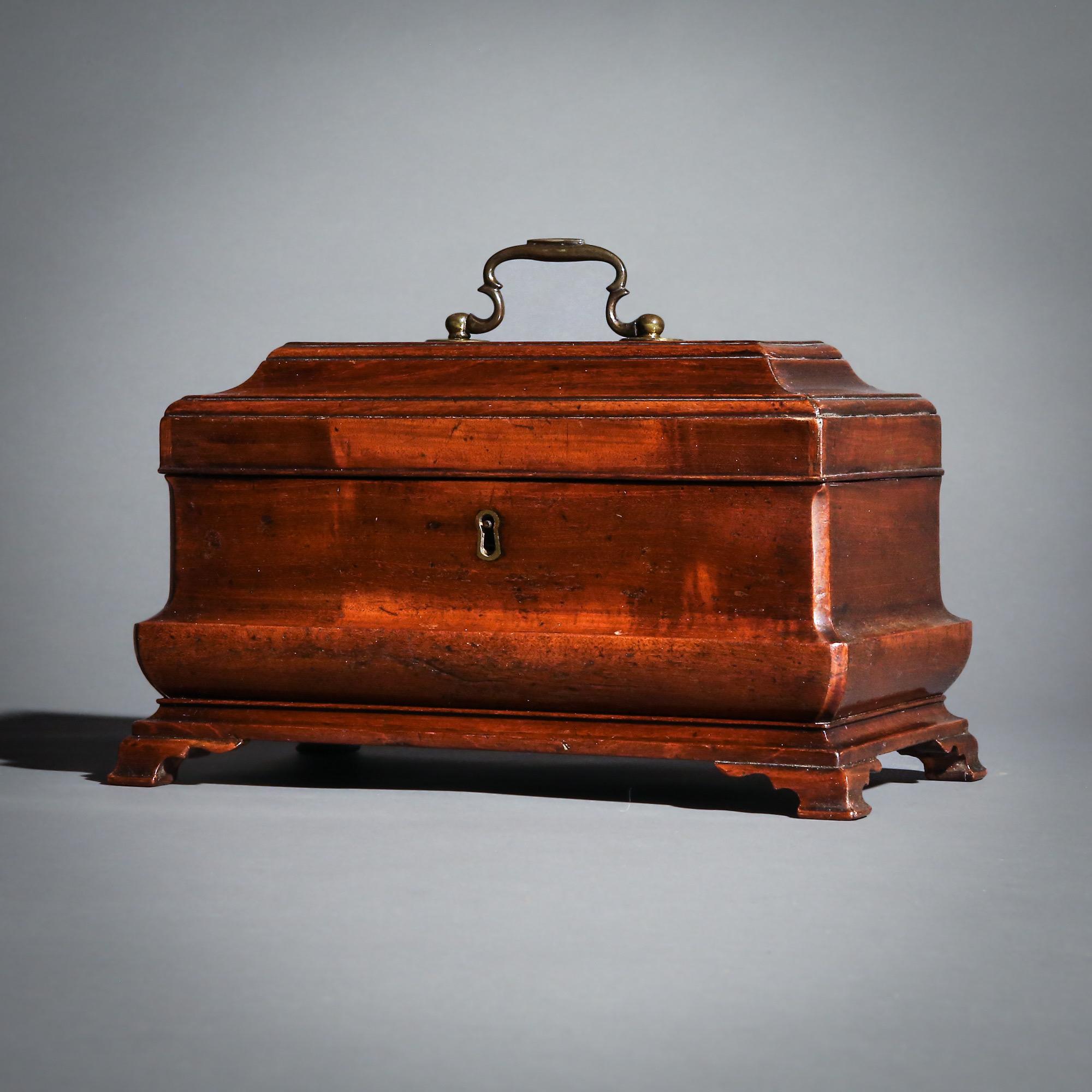 Un modello estremamente raro, altamente desiderabile e ricercato della metà del XVIII secolo di George III. Ottone originale. Inglese, circa 1750.

Perché ci piace

La combinazione distintiva e forse unica di profili di modanatura, insieme al colore