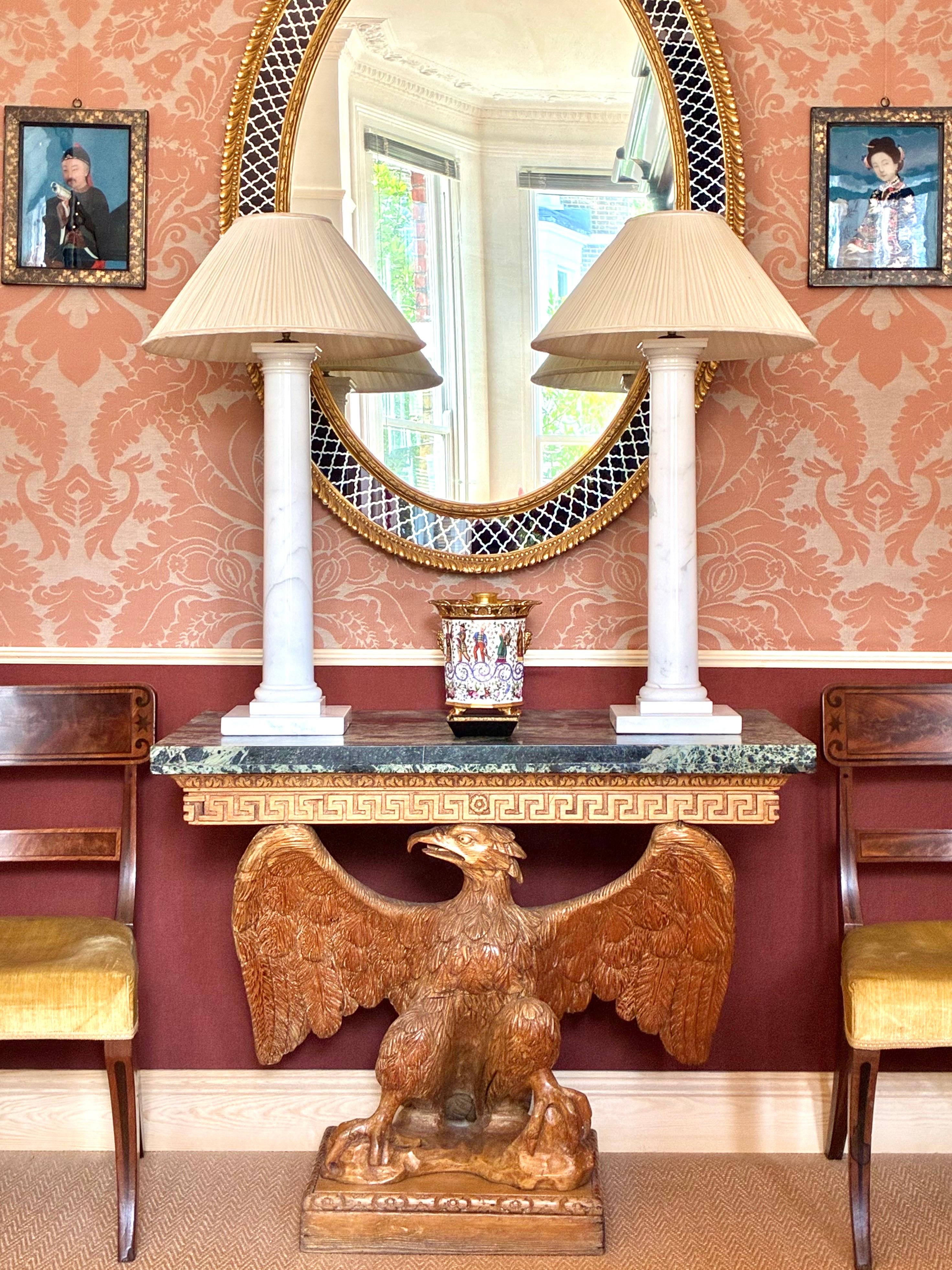 Paar große Marmorsäulen-Tischlampen. 20. Jahrhundert.

Warum wir sie mögen
Es handelt sich um ein absolut prächtiges Säulenpaar im klassischen Stil von imposantem Ausmaß, das mit exquisiten architektonischen Details nach Entwürfen der Renaissance
