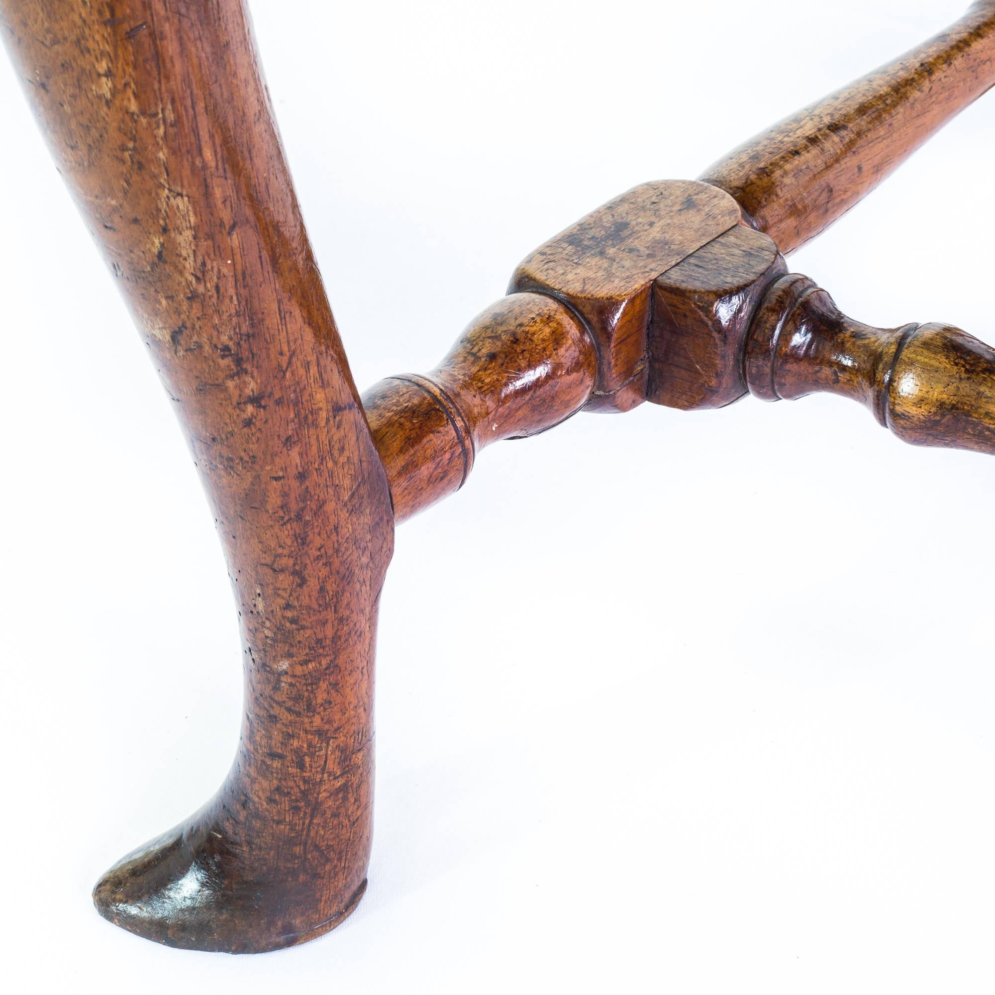 18th Century Pair of English Walnut Chairs, c. 1715 1