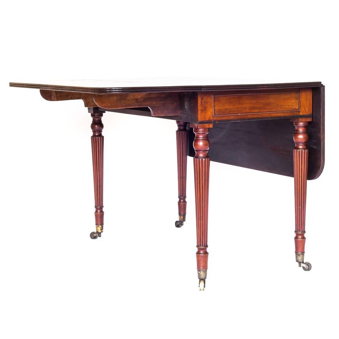 Regency Mahogany and Rosewood Pembroke / Drop-Leaf Table of Gillows Style In Excellent Condition In London, GB