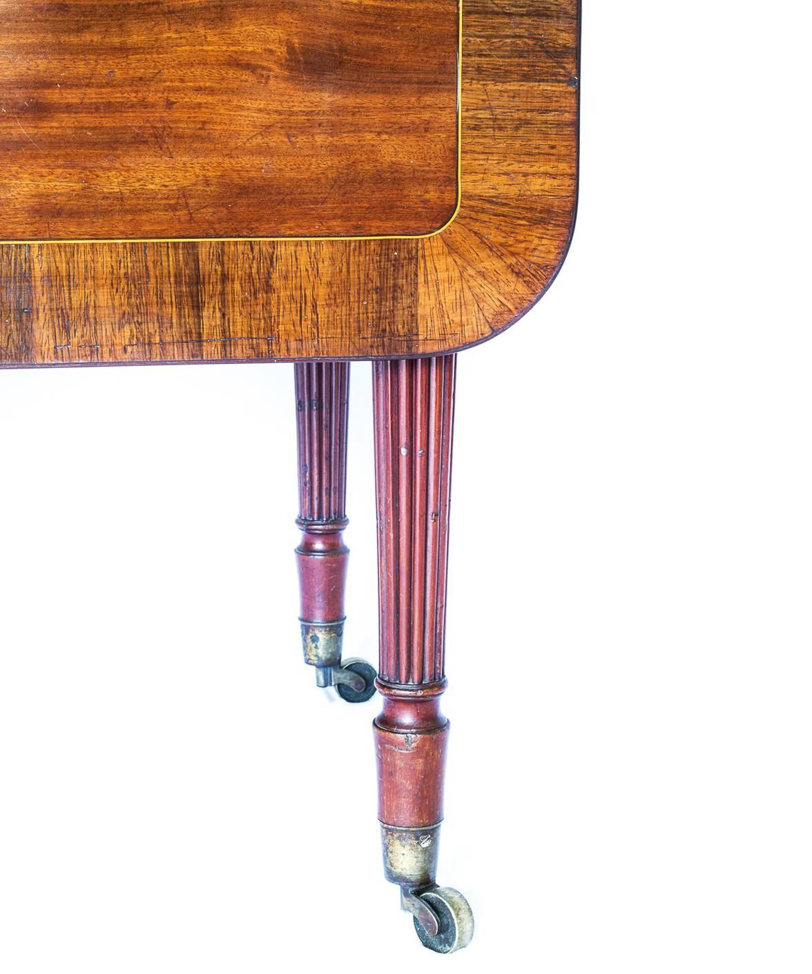 A very fine Regency period mahogany pembroke table of the Gillows of Lancaster signature style,

English, circa 1815-1820.

The beautifully grained and gently patinated mahogany veneered top, crossbanded and line-inlaid, with reeded edge and