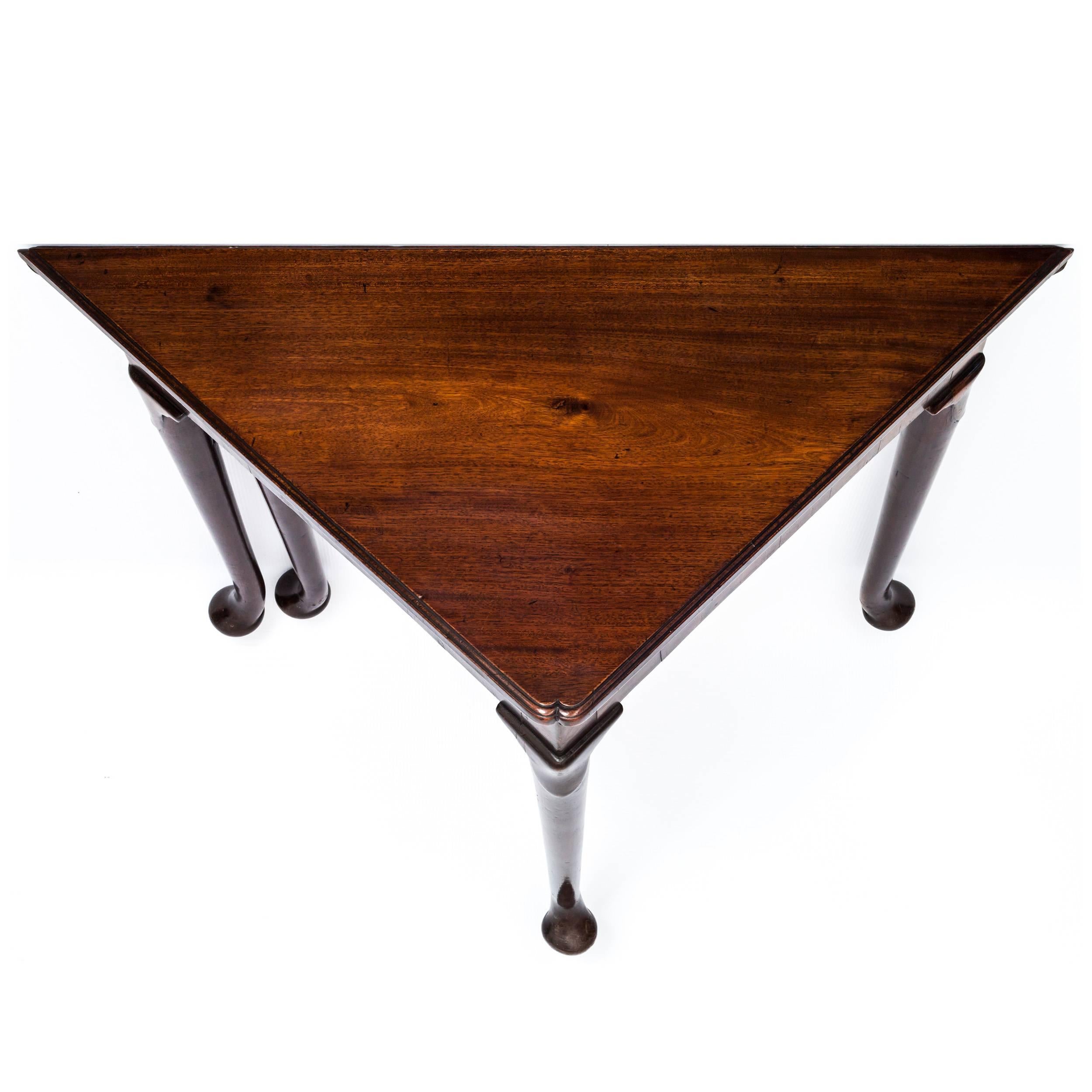 English 18th Century Queen Anne Georgian Mahogany Corner Handkerchief Table In Excellent Condition In London, GB